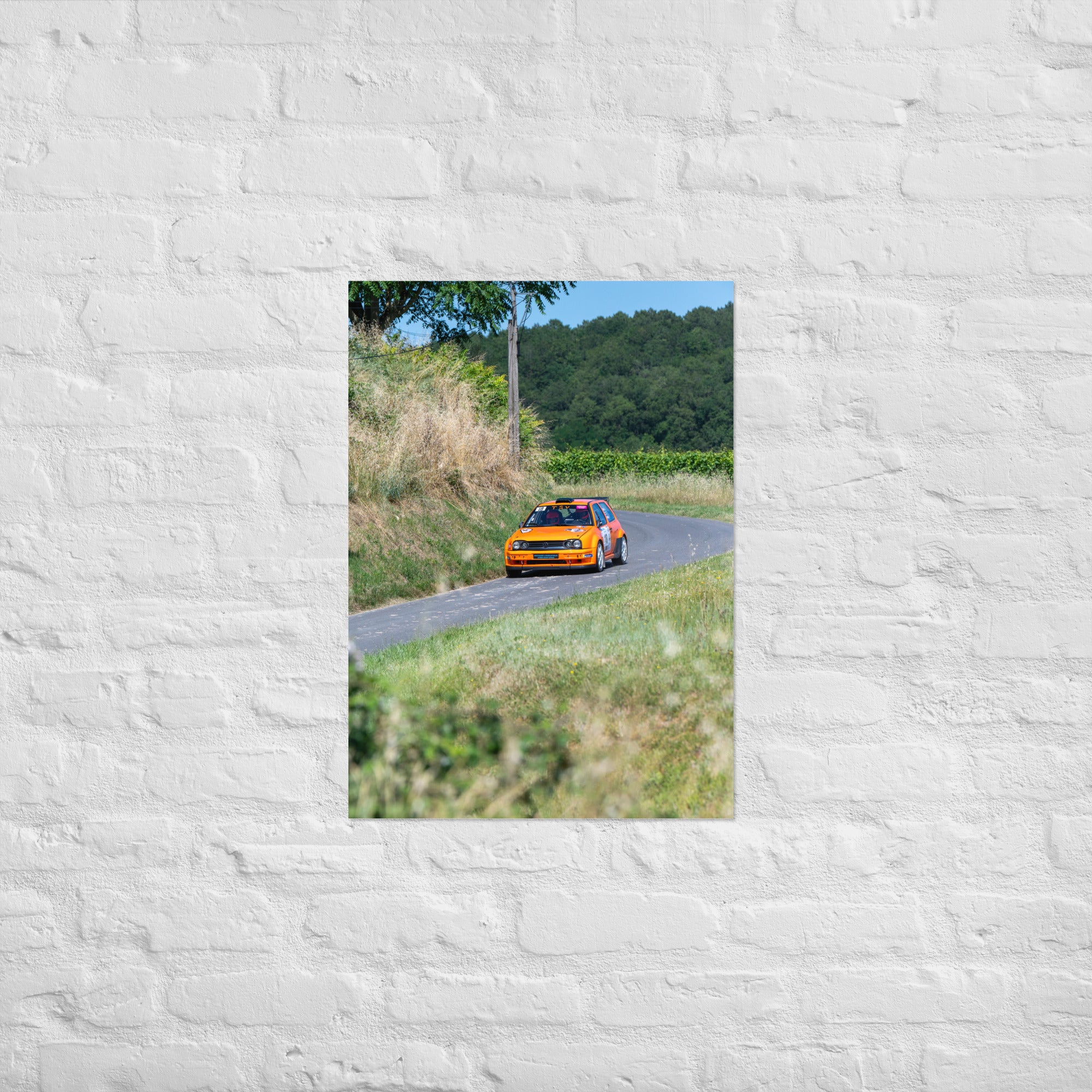 Poster 'Volkswagen Golf 3 Rallye' montrant une voiture de rallye Volkswagen Golf 3 orange en plein course