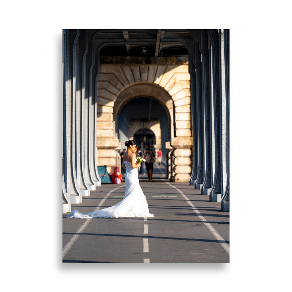 Poster 'Mariage' présentant une photographie d'un couple marié en pleine séance photo sur le pont de Bir-Hakeim à Paris.