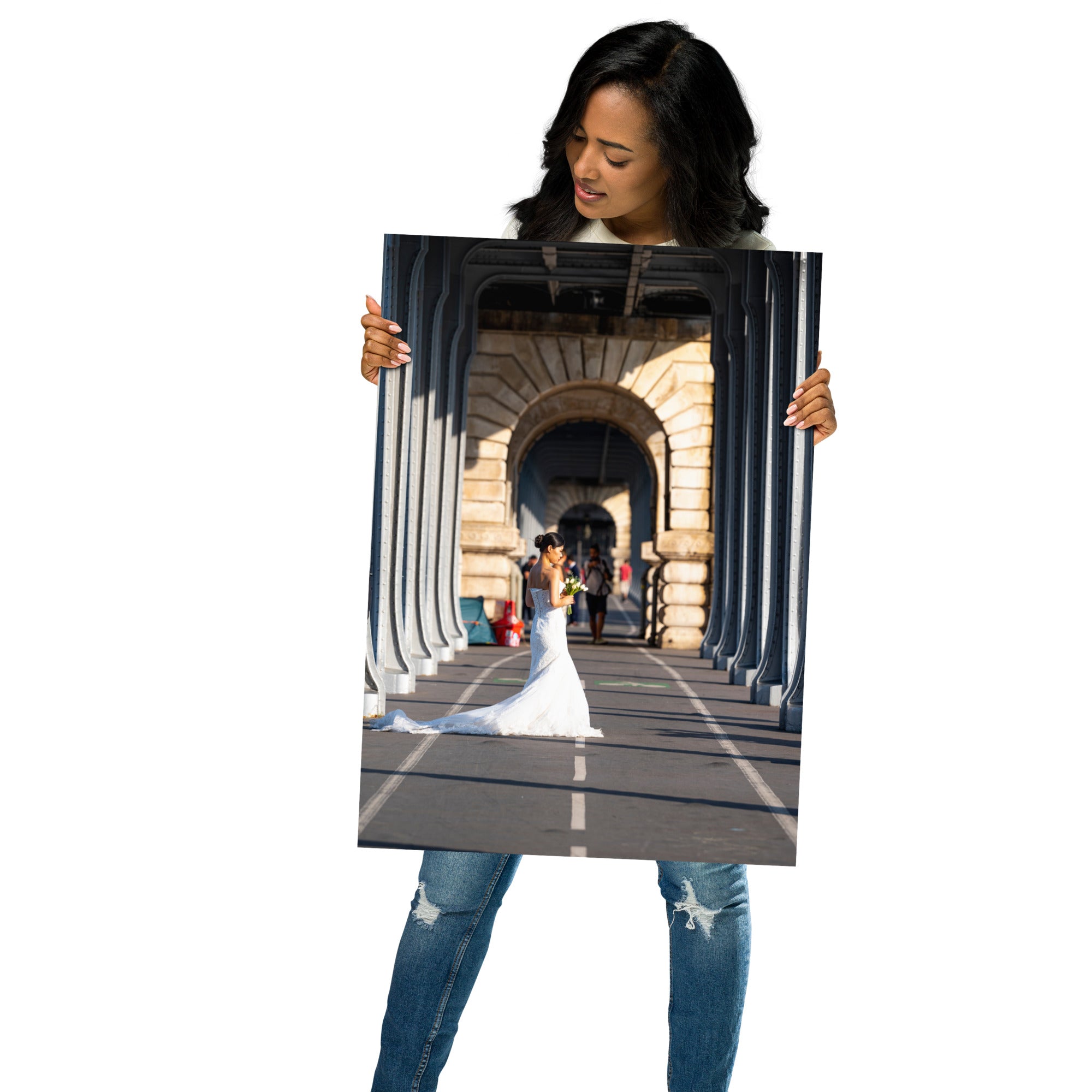 Poster 'Mariage' présentant une photographie d'un couple marié en pleine séance photo sur le pont de Bir-Hakeim à Paris.