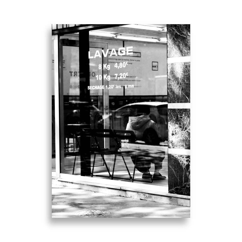 Photographie 'Lavage' en noir et blanc de l'intérieur d'une laverie urbaine.