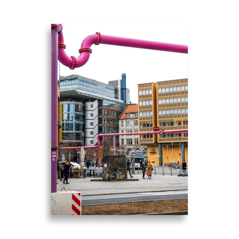 Photographie 'Les tuyaux roses de Berlin' montrant des tuyaux sortant de terre utilisés pour dispatcher le surplus d'eau.