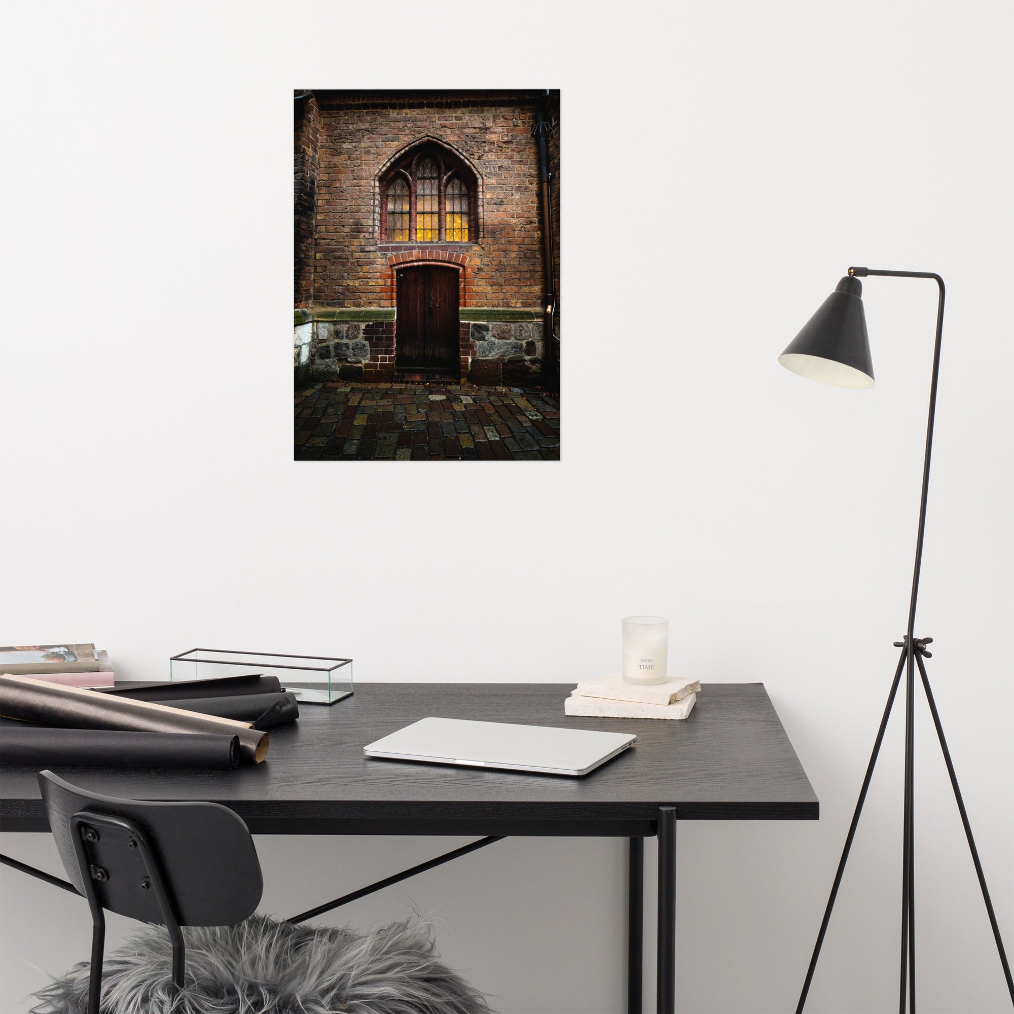 Photographie en couleur de l'entrée de l'église Nikolaikirche à Berlin, montrant des carreaux anciens et une porte en bois, évoquant une atmosphère similaire à celle d'Harry Potter.