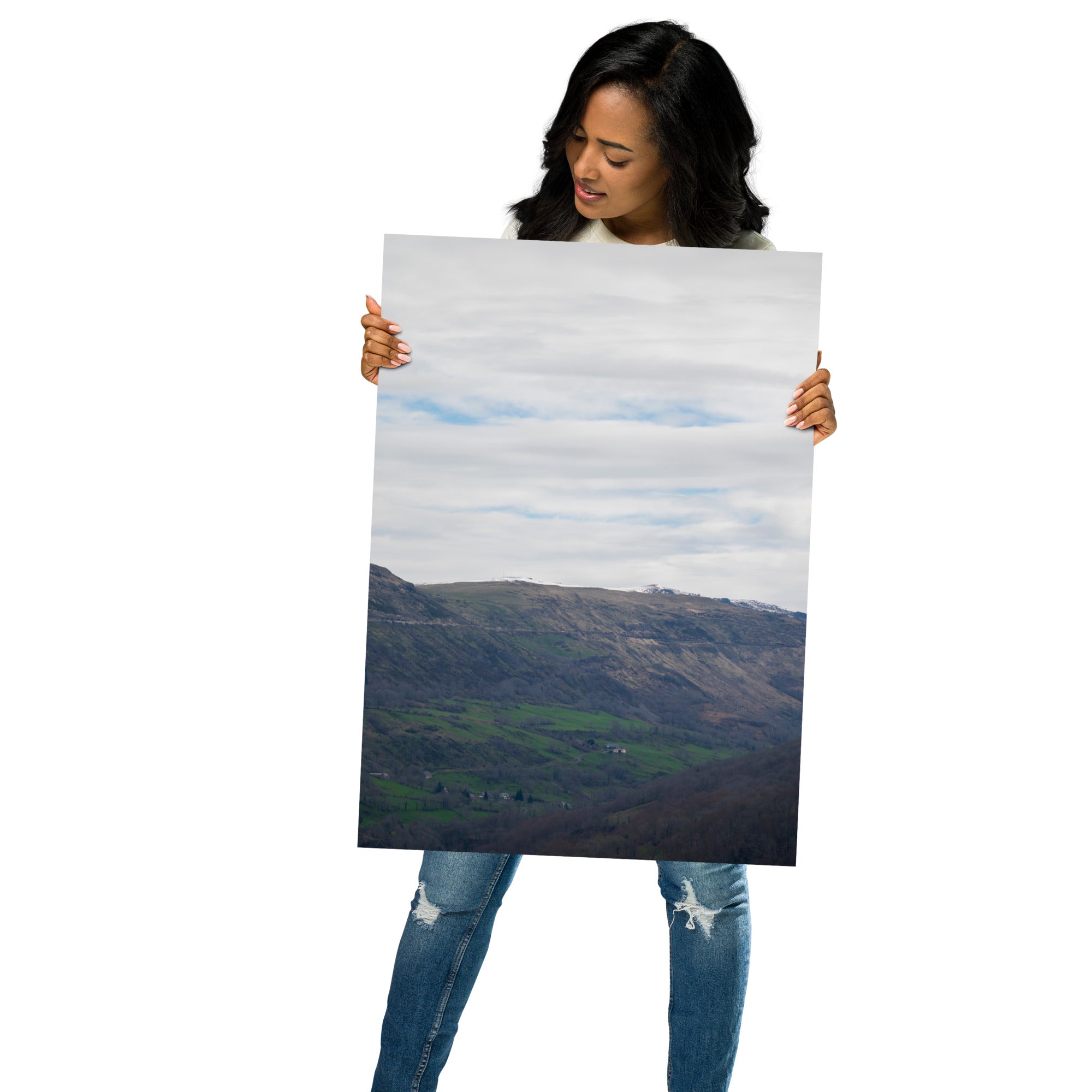 Vue panoramique du paysage auvergnat, capturant la majestuosité naturelle du Cantal.