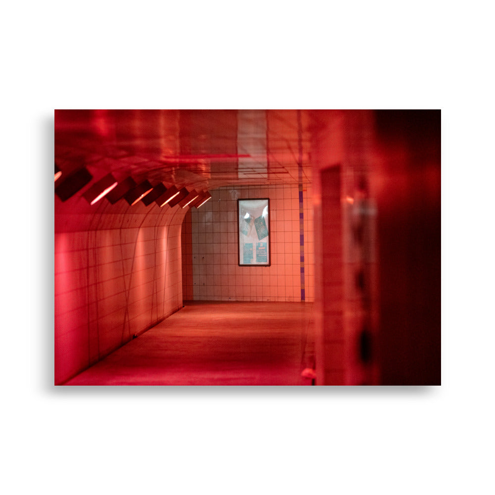 Tunnel éclairé en rouge sang à Villeneuve Saint Georges, lien entre la gare et la mairie.