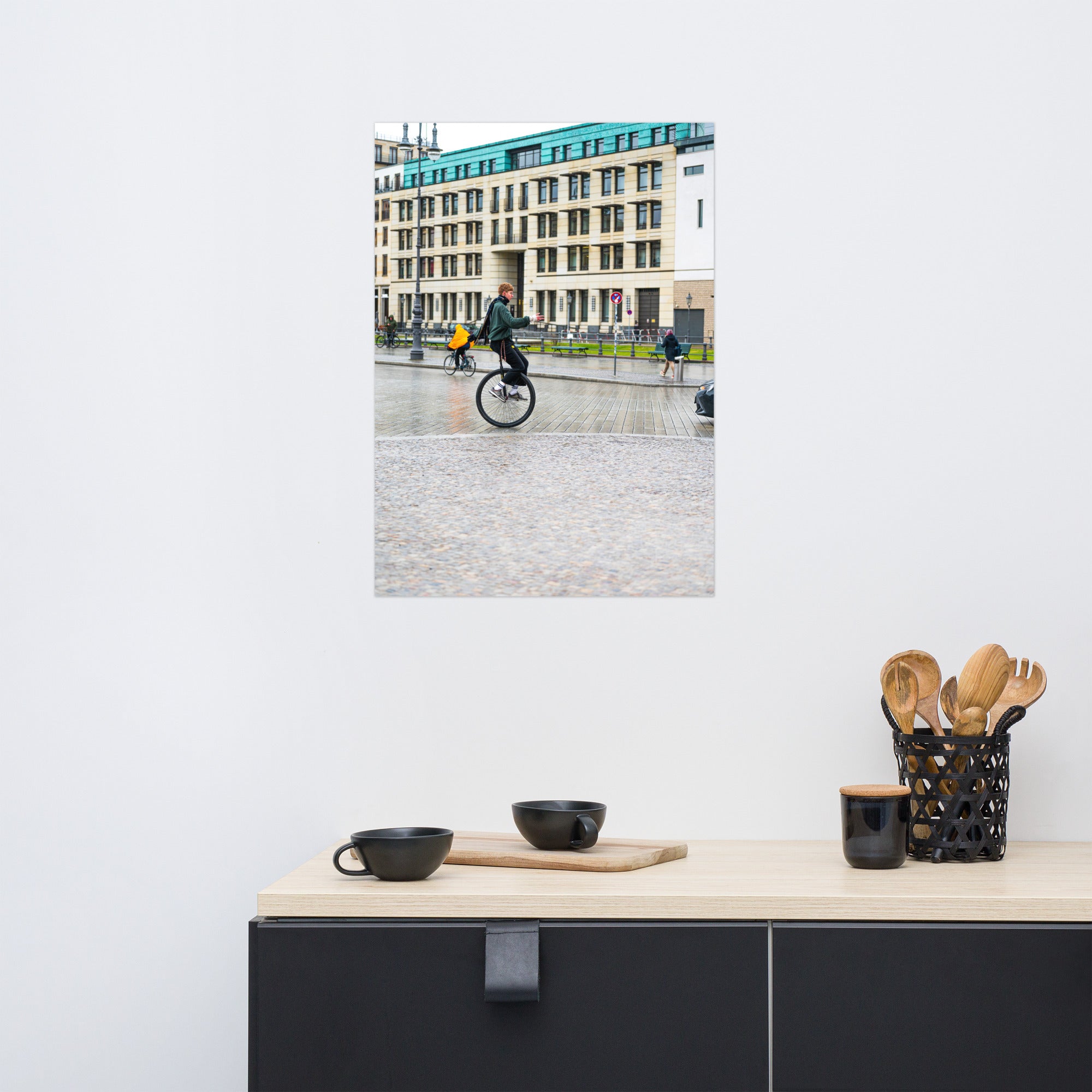 Jeune monocycliste en mouvement près de la Porte de Brandebourg à Berlin.