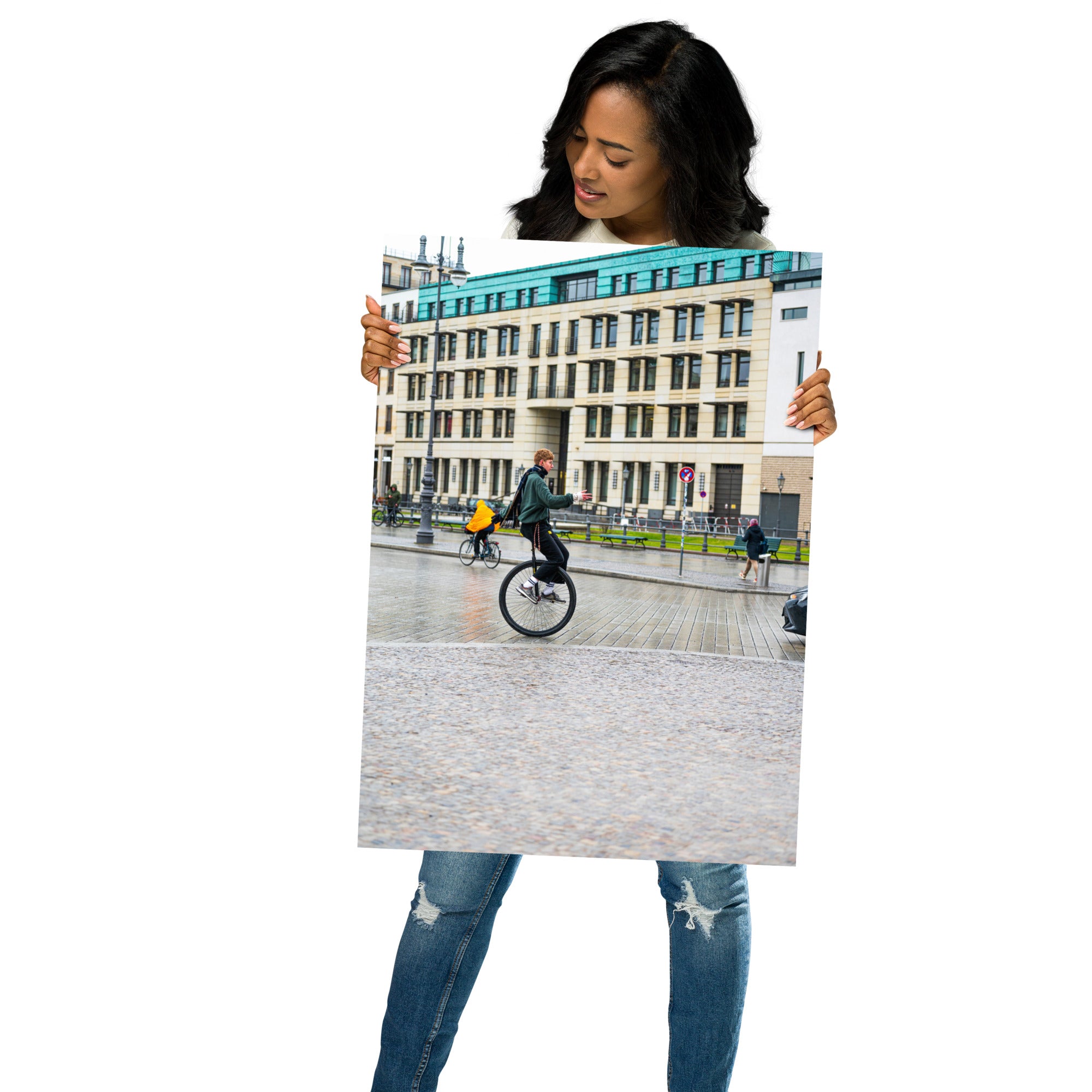 Jeune monocycliste en mouvement près de la Porte de Brandebourg à Berlin.