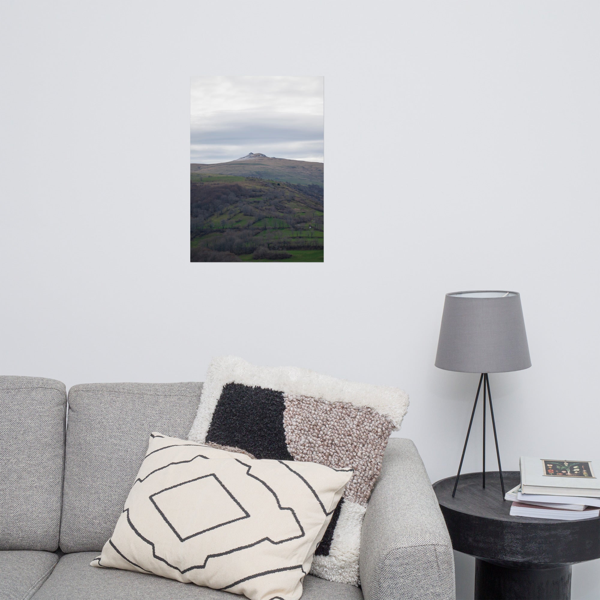 Paysage du Cantal : champs verdoyants en premier plan avec pic montagneux à l'arrière-plan.