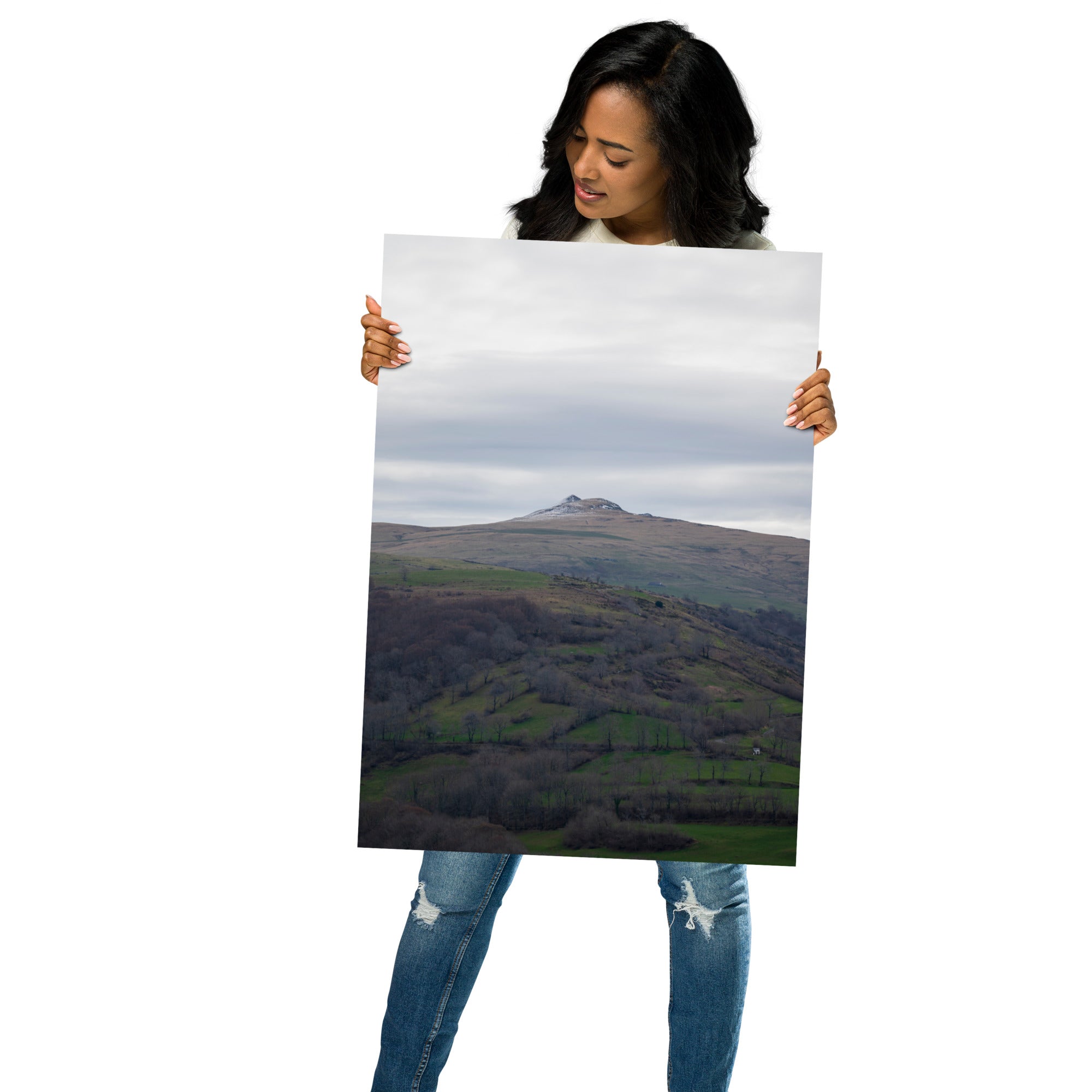 Paysage du Cantal : champs verdoyants en premier plan avec pic montagneux à l'arrière-plan.