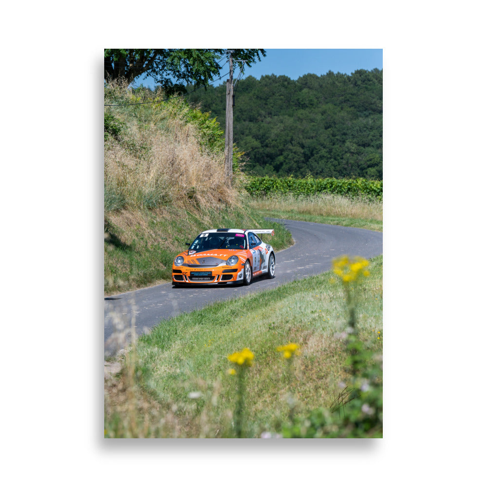 Porsche 911 compétition, pilote et copilote en action lors du Rallye des Vins de Chinon.