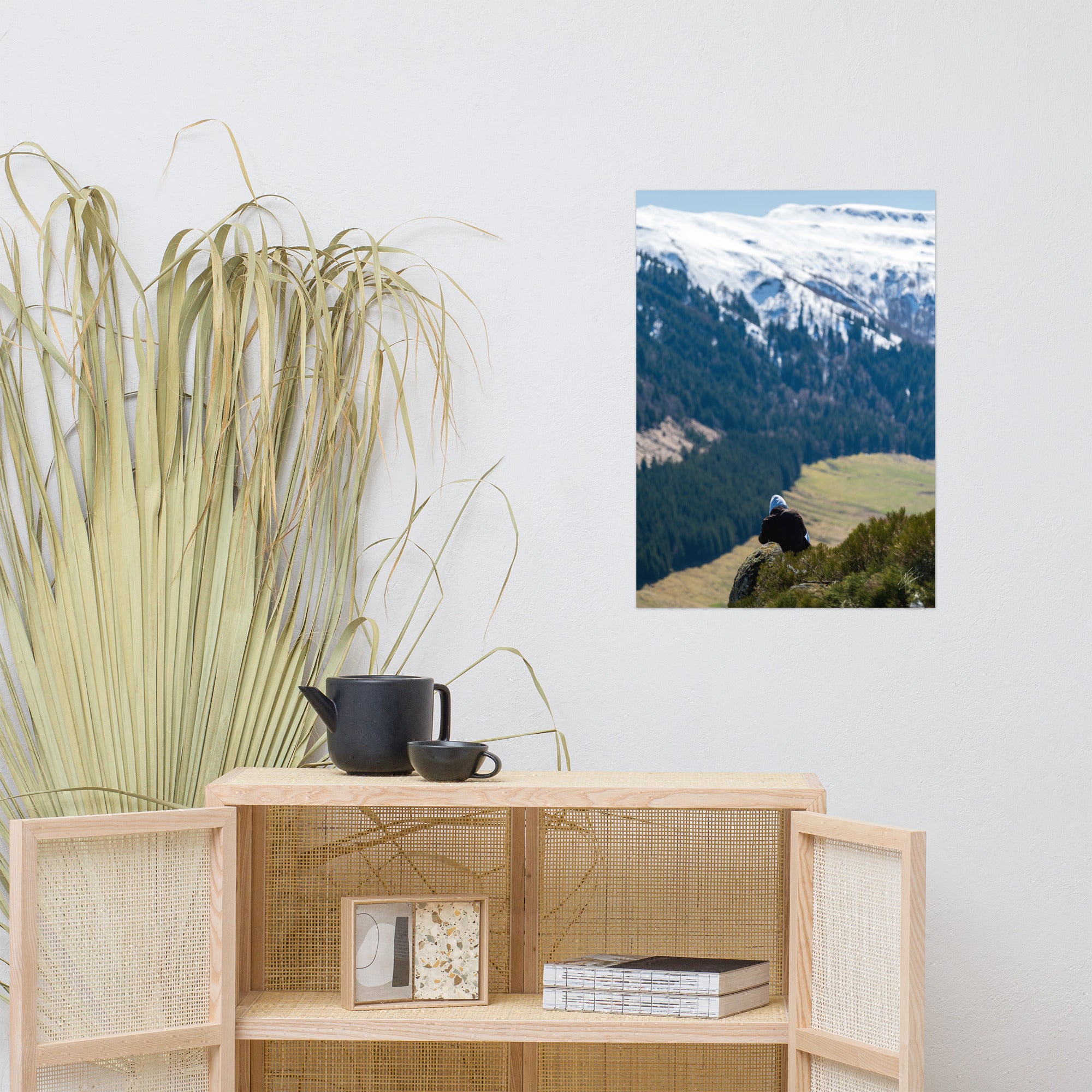 Figure en méditation sur une montagne du Cantal, vaste paysage en arrière-plan.