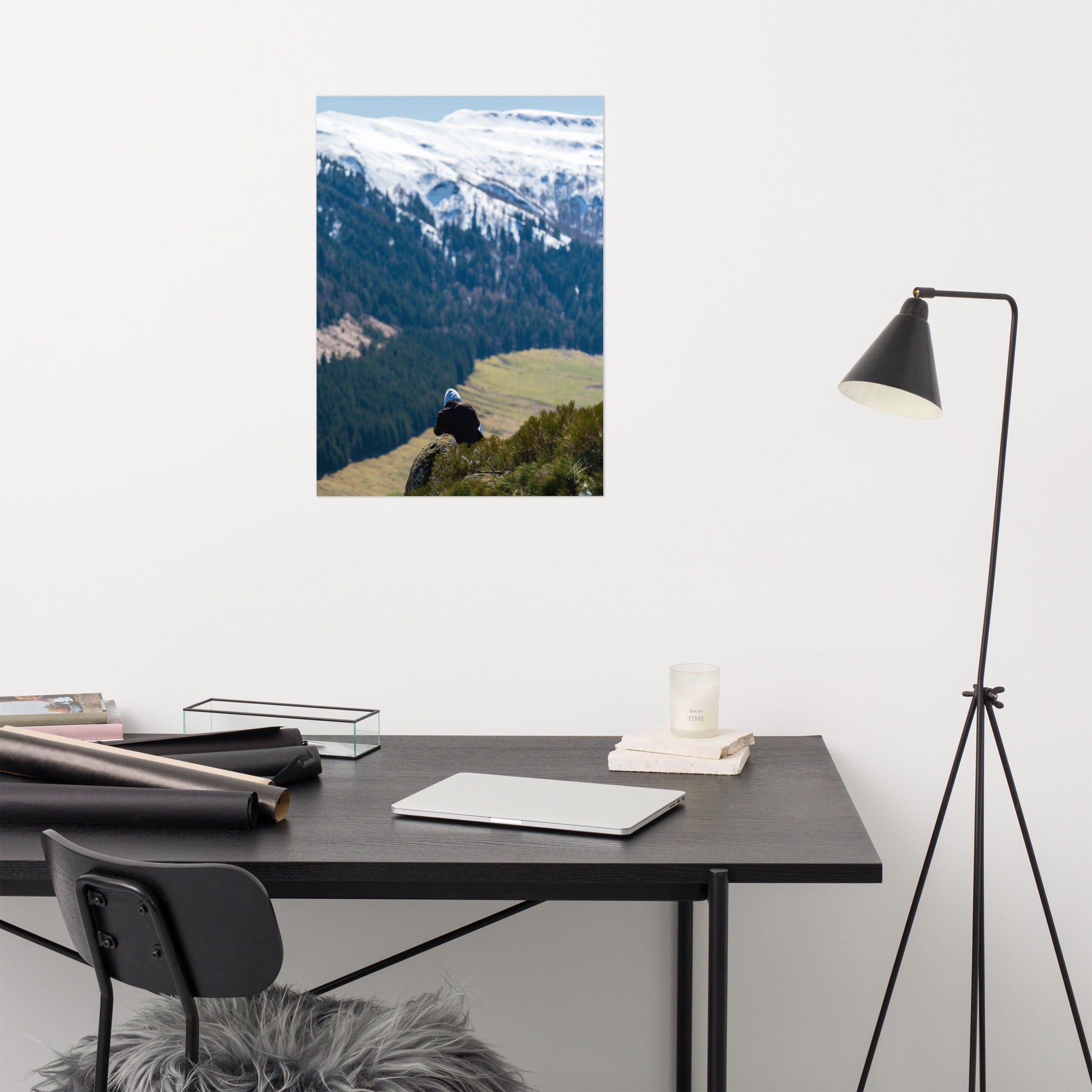 Figure en méditation sur une montagne du Cantal, vaste paysage en arrière-plan.