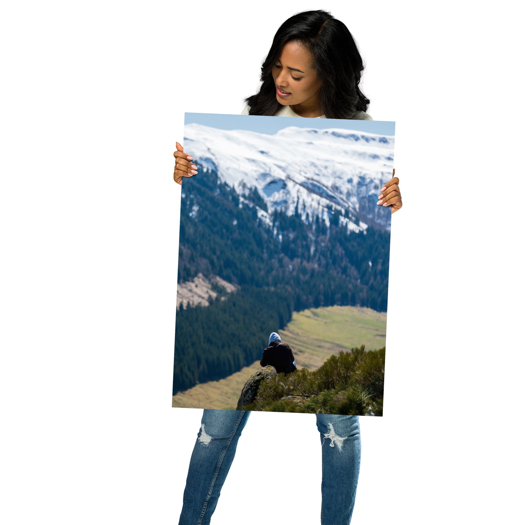 Figure en méditation sur une montagne du Cantal, vaste paysage en arrière-plan.