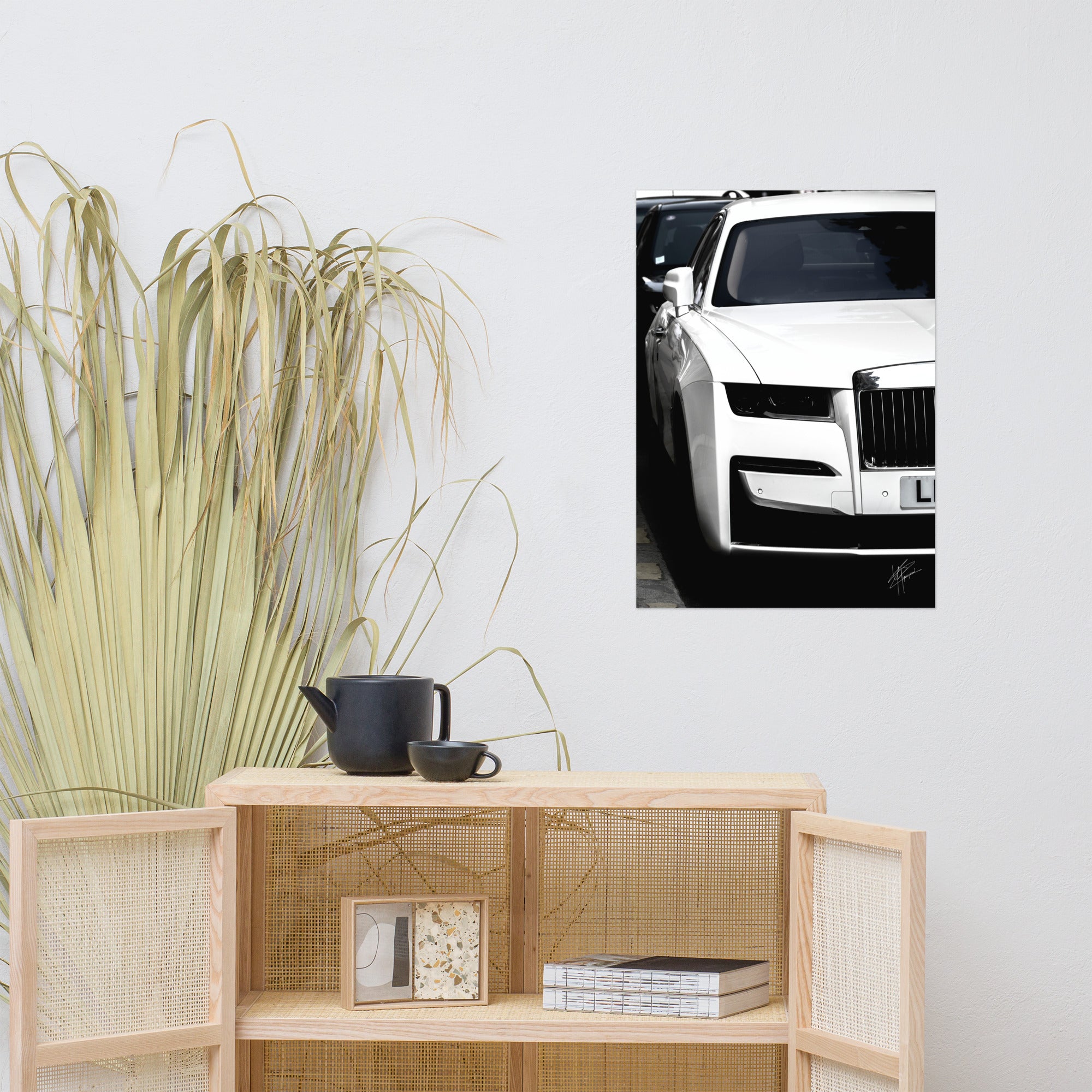 Photographie en noir et blanc de la luxueuse Rolls-Royce Ghost.