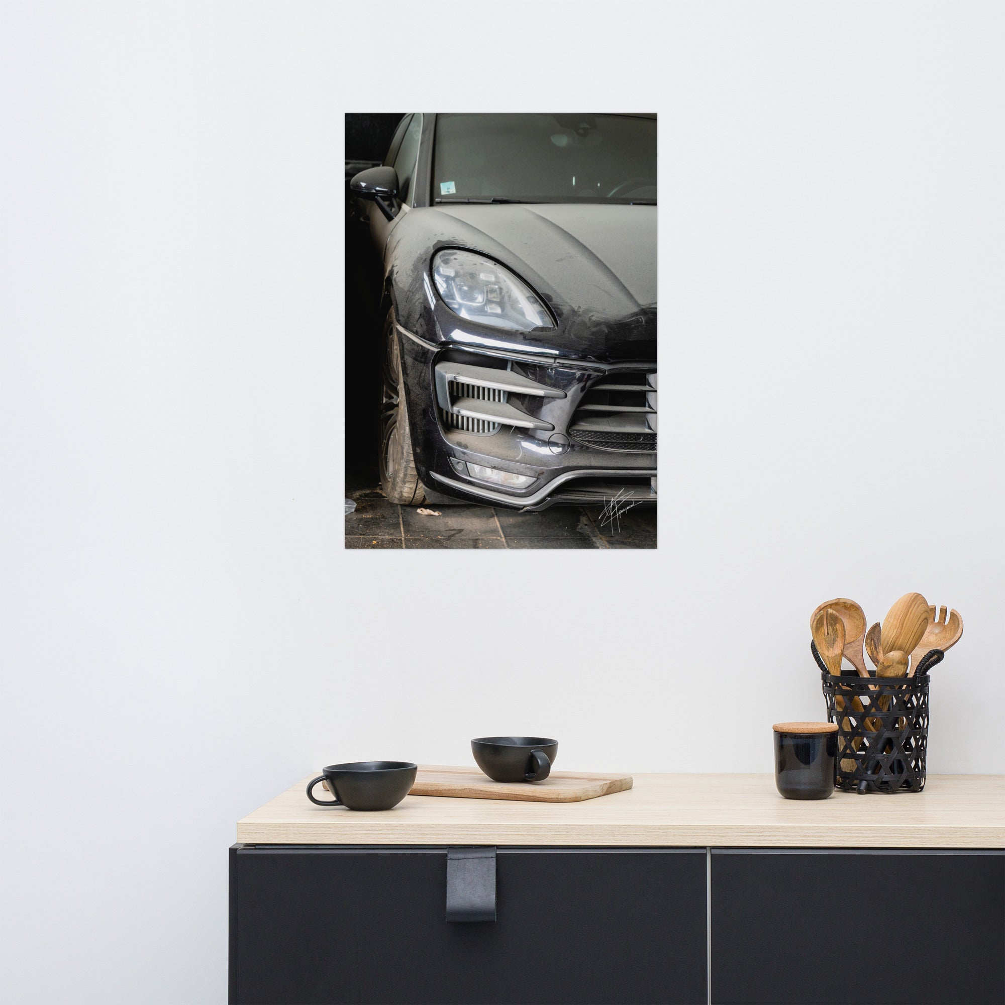 Photographie d'un Porsche Cayenne noir abandonné dans un garage poussiéreux.