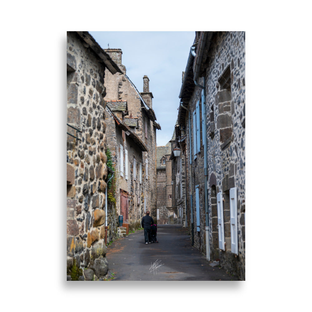 Photographie de la "Rue des Nobles" à Salers, illustrant le patrimoine médiéval de la ville.