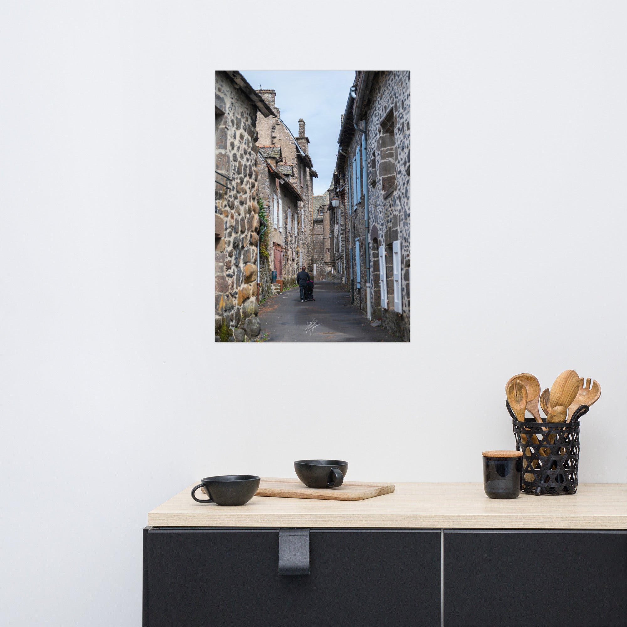 Photographie de la "Rue des Nobles" à Salers, illustrant le patrimoine médiéval de la ville.