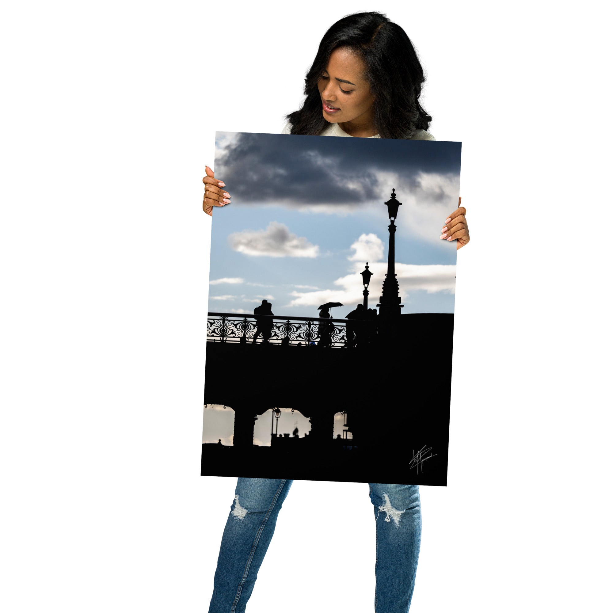 Des passants sur un pont parisien avec un ciel azur en arrière-plan, orné de nuages blancs et gris.