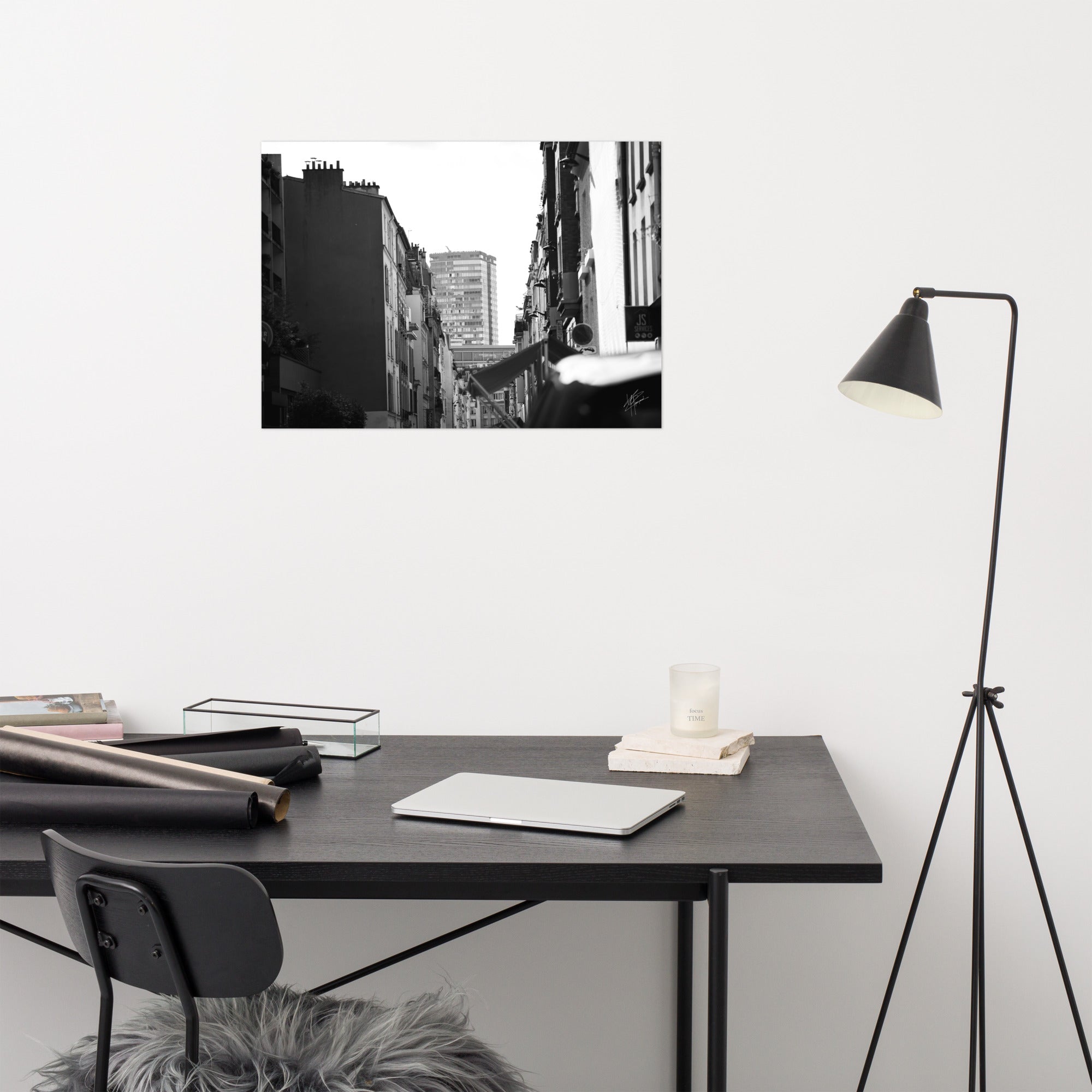 Photographie en noir et blanc de la 'Rue Tiphaine', capture authentique de la vie quotidienne du vieux Paris.