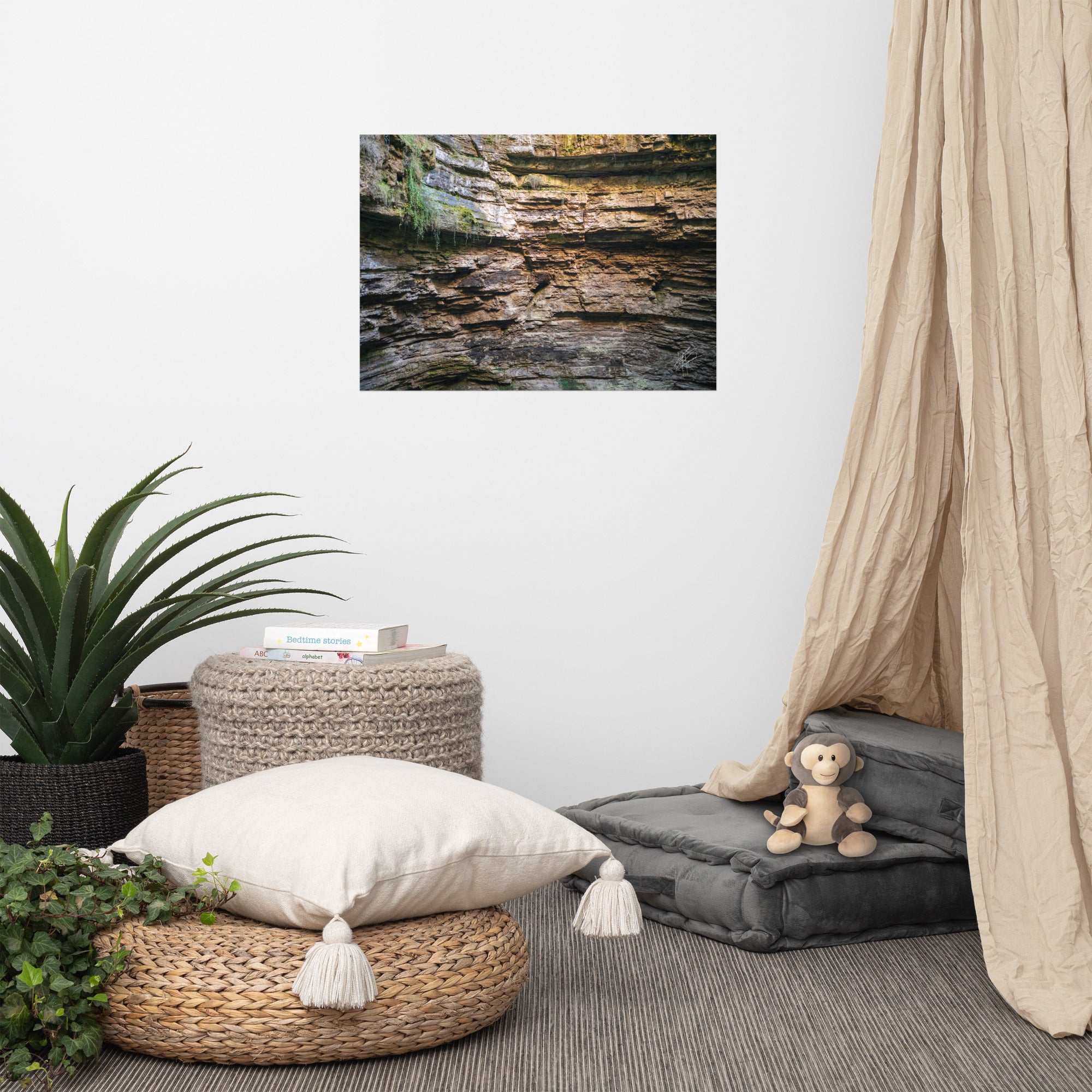 Photographie détaillée d'un mur de roche souterrain au gouffre de Padirac montrant des couches distinctes et des signes d'érosion.