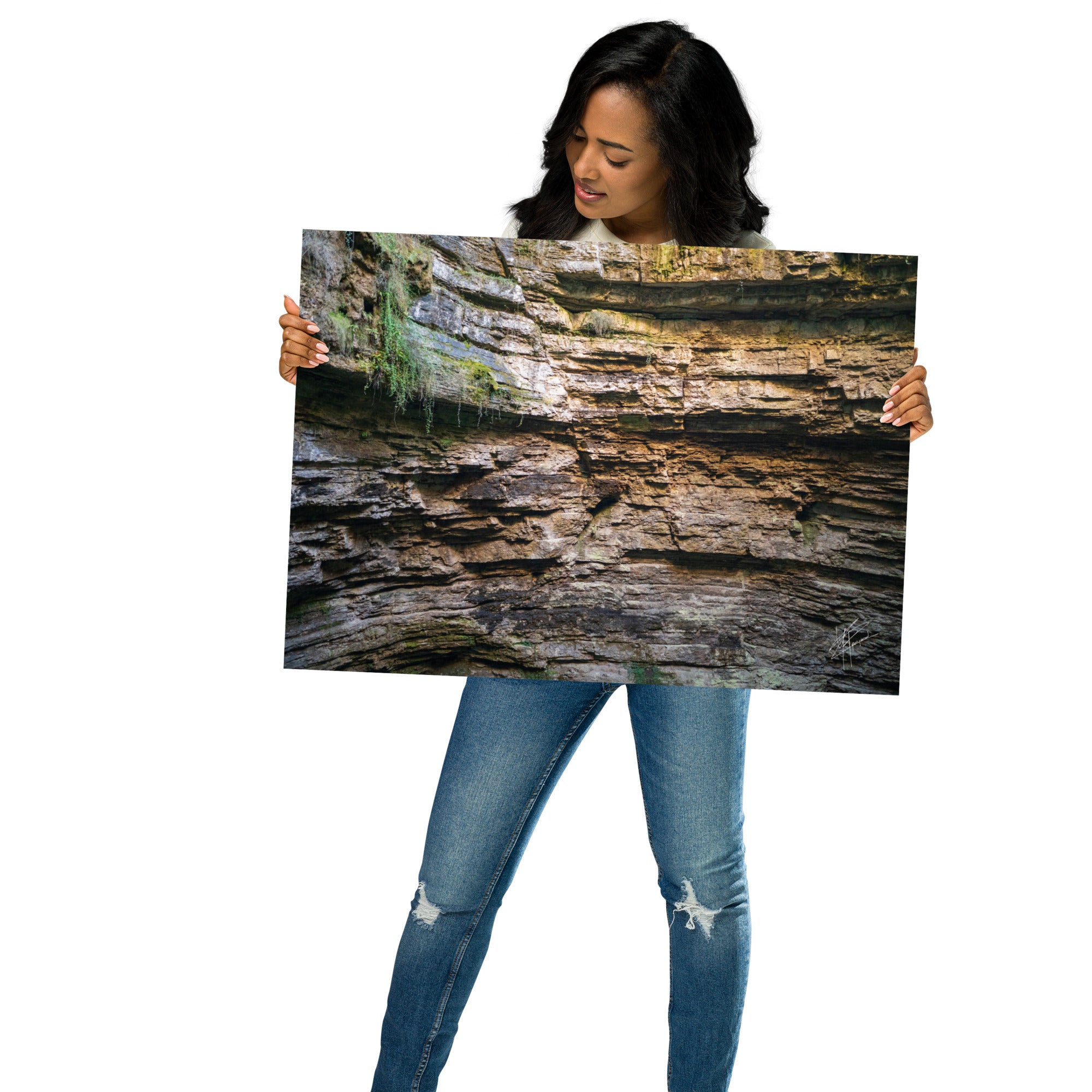 Photographie détaillée d'un mur de roche souterrain au gouffre de Padirac montrant des couches distinctes et des signes d'érosion.