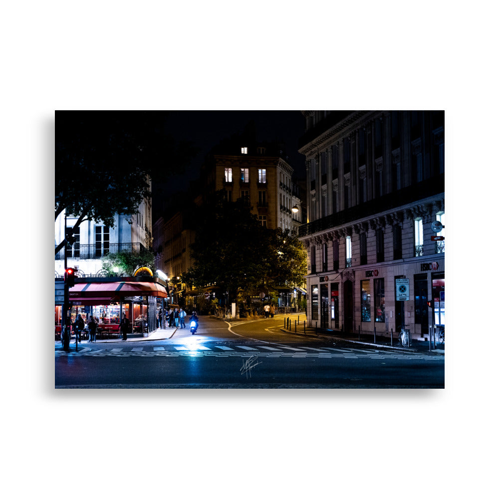 Photographie nocturne du boulevard Saint-Germain à Paris, avec ses lumières scintillantes, ses cafés animés et son architecture emblématique reflétant l'âme de la capitale française.