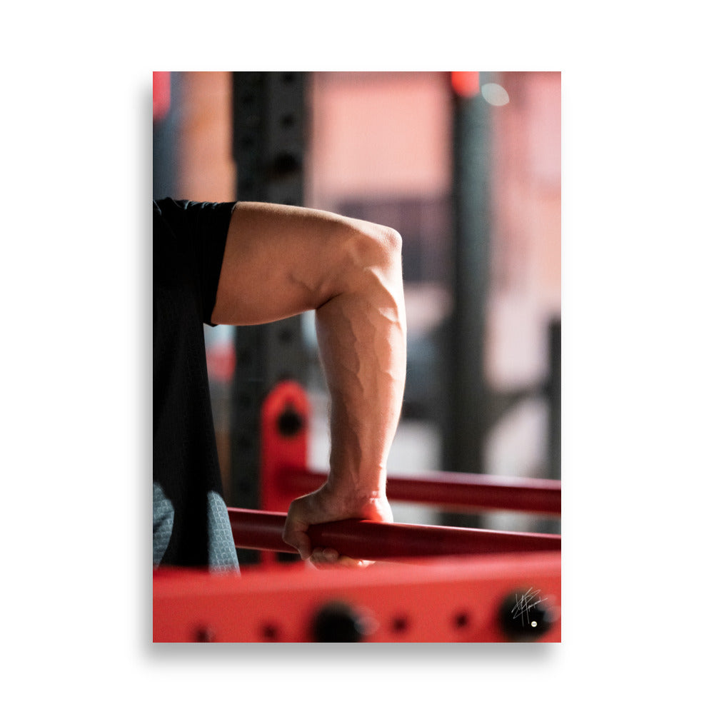 Photographie en gros plan d'un bras musclé congestionné, soulignant chaque détail des muscles après un entraînement intensif, une représentation de la force et de la détermination.