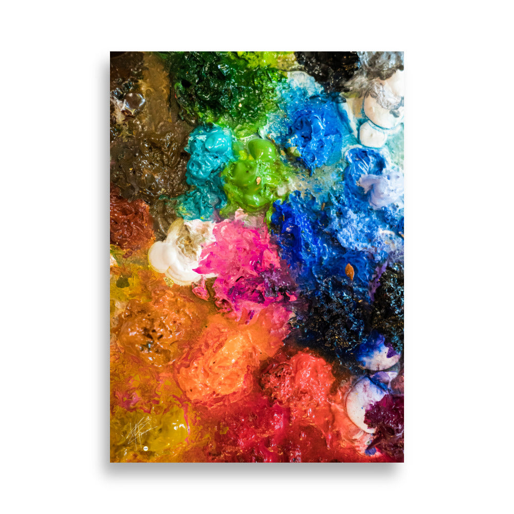 Palette de peintre multicolore avec diverses teintes vives éclaboussées, illustrant la passion et la créativité de l'artiste en plein processus de création.