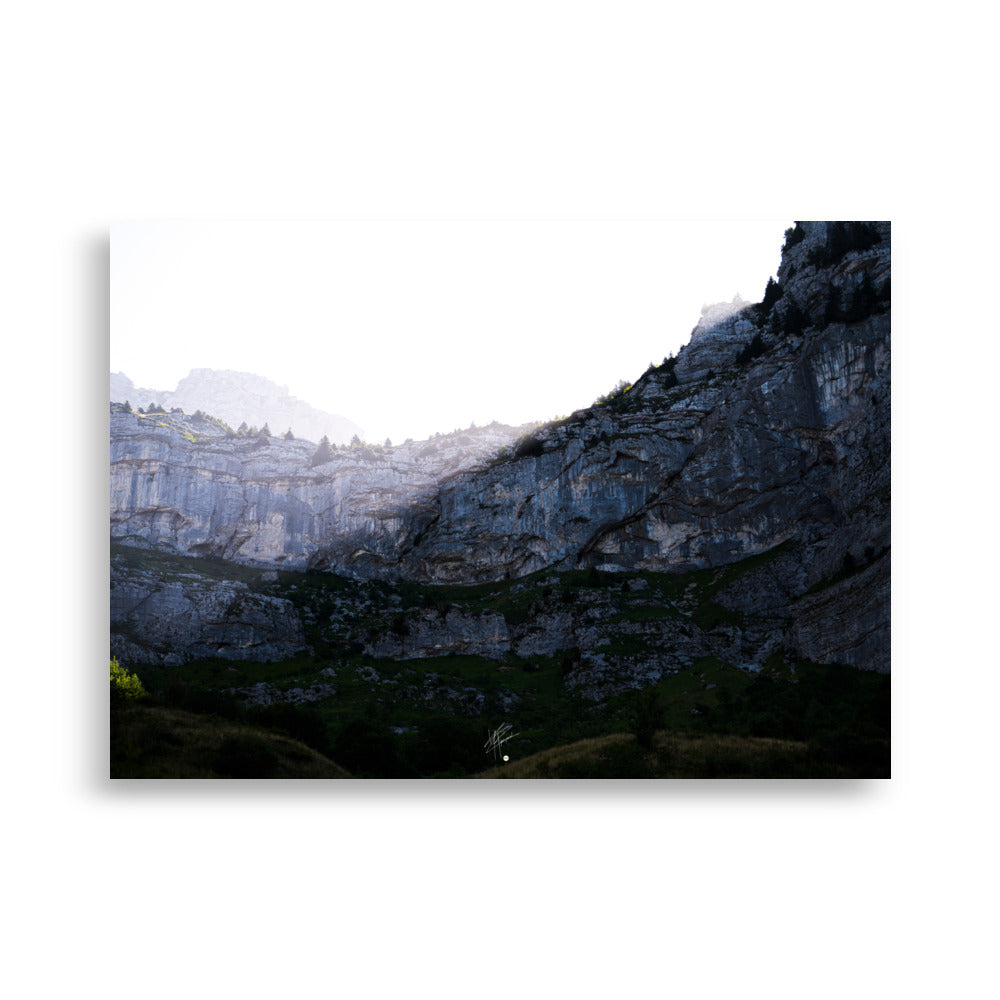 Photographie saisissante du Massif de la Tournette, capturant le moment où les premiers rayons du soleil éclairent la partie supérieure de la montagne et où l'ombre reste en bas.