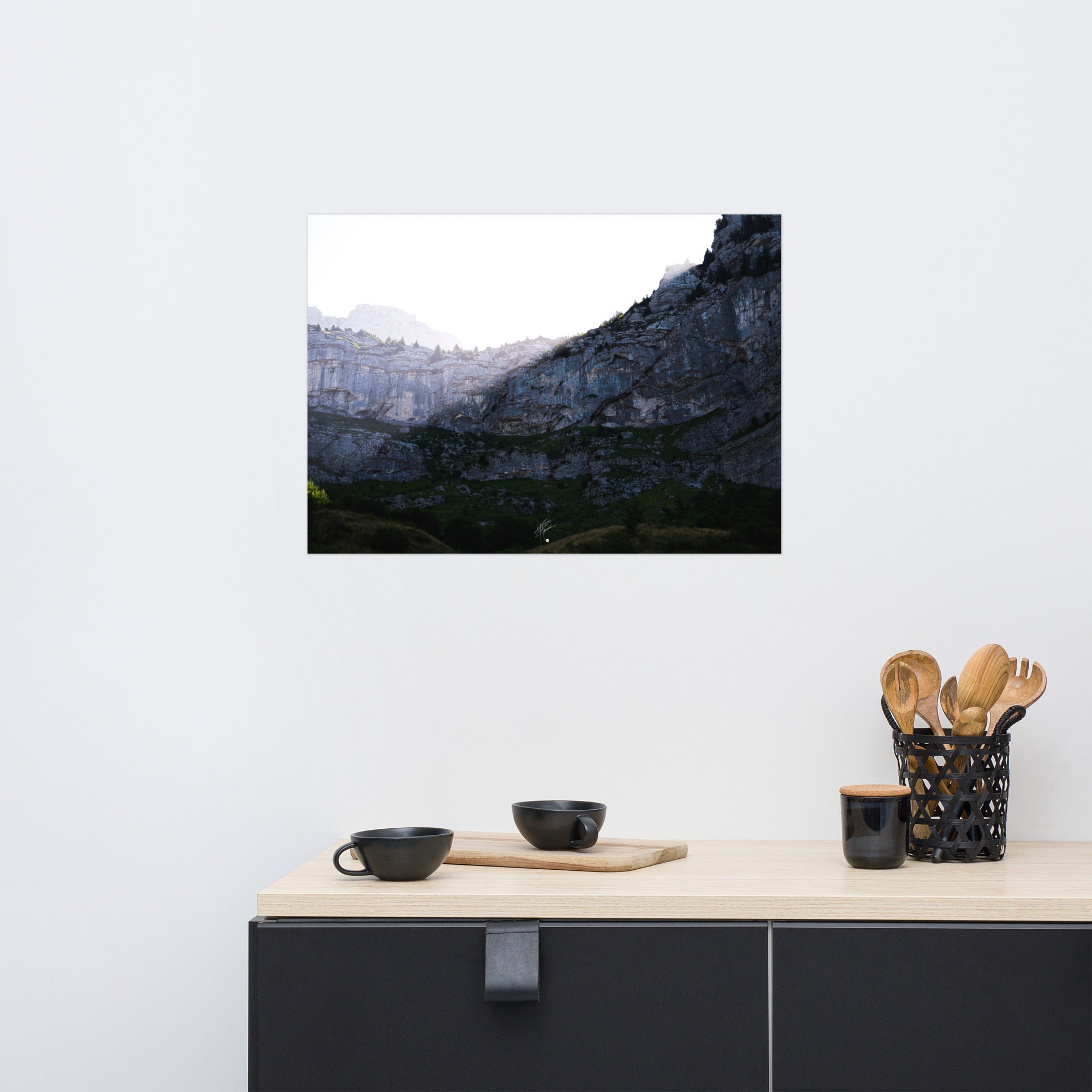 Photographie saisissante du Massif de la Tournette, capturant le moment où les premiers rayons du soleil éclairent la partie supérieure de la montagne et où l'ombre reste en bas.