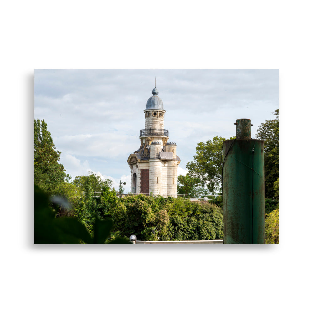 Photographie du poster 'La pompe-à-feu du château de Bagatelle', capture d'une pièce d'architecture antique dans un cadre historique.