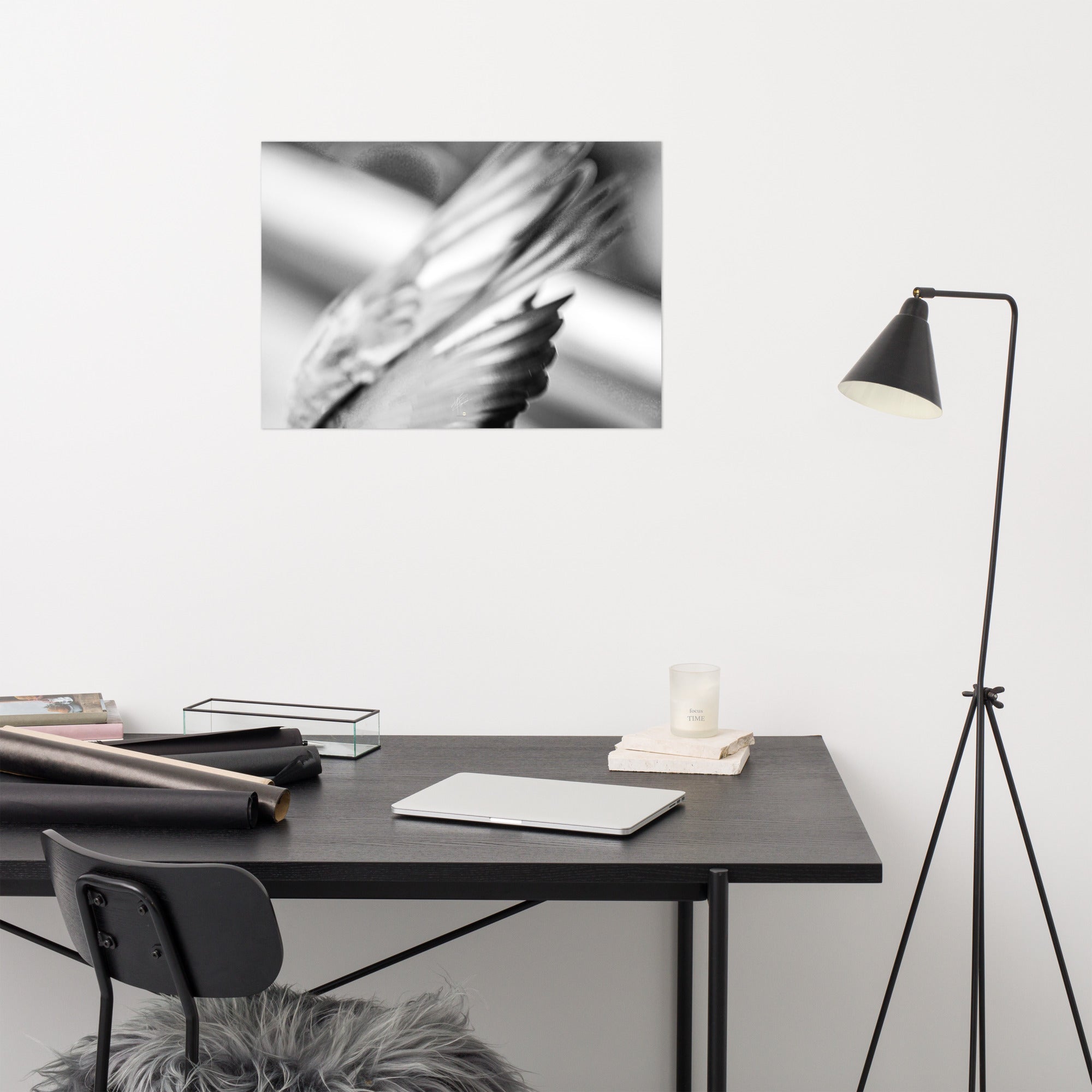 Photographie en noir et blanc du poster 'La touche', mettant en scène les ailes de pigeons en plein vol pour capturer l'essence du mouvement éphémère.