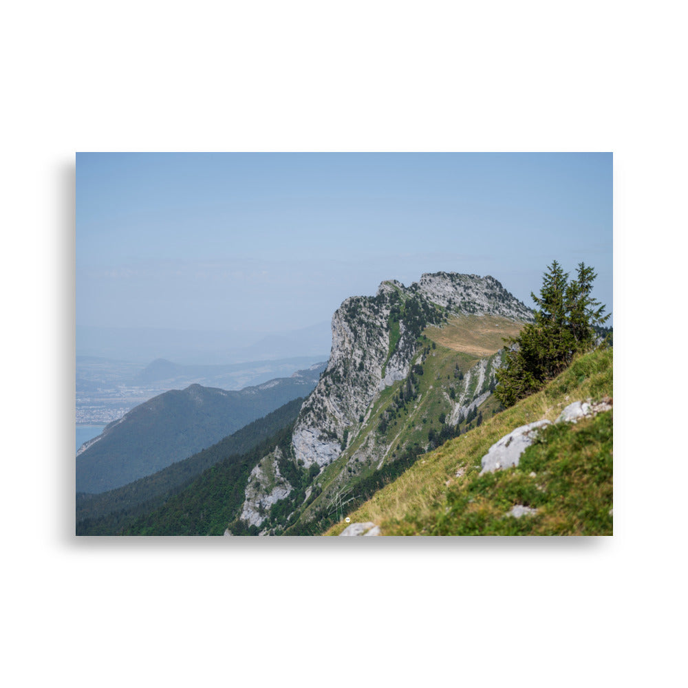 Vue panoramique du poster 'La Tournette N05', montrant une scène vertigineuse sur le flanc d'une montagne en Haute-Savoie.