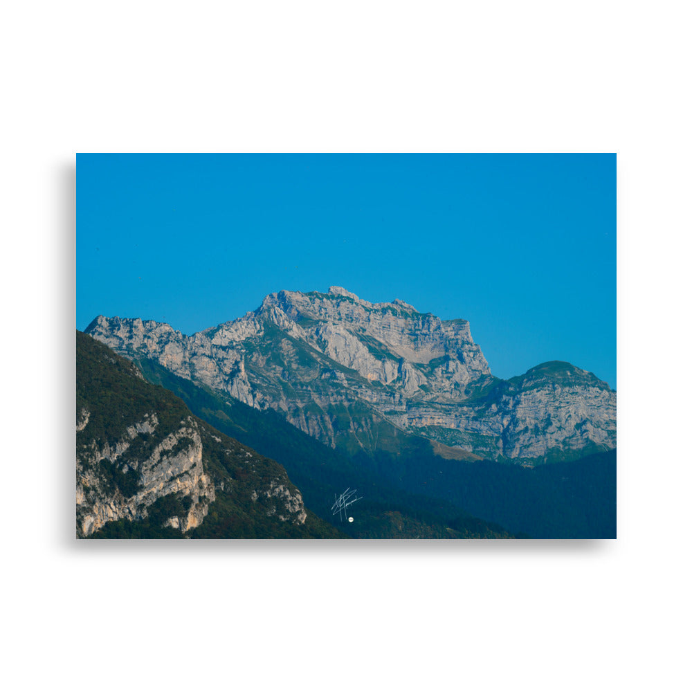 Photographie du poster 'Le Massif de la Tournette N04', offrant une vue spectaculaire sur le massif de la Tournette depuis le pied de la montagne en Haute-Savoie.