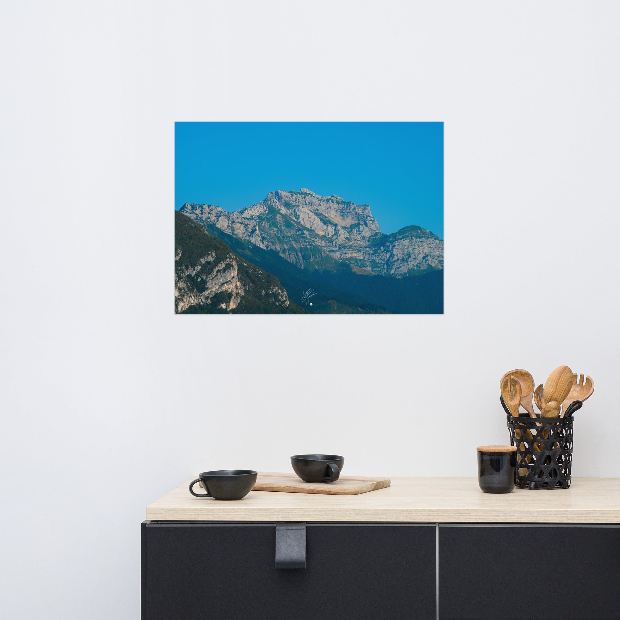 Photographie du poster 'Le Massif de la Tournette N04', offrant une vue spectaculaire sur le massif de la Tournette depuis le pied de la montagne en Haute-Savoie.