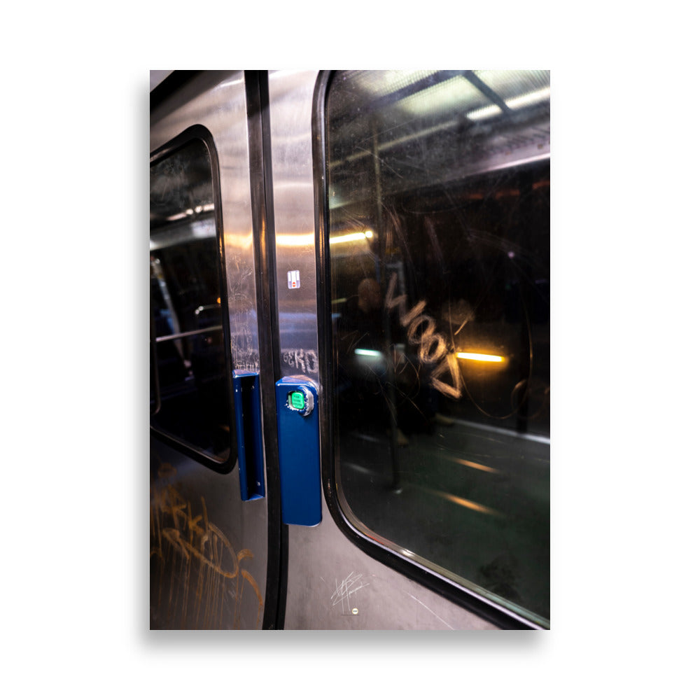 Poster 'Métro' représentant une porte de métro usée et des passants flous, capturé depuis un wagon en mouvement.