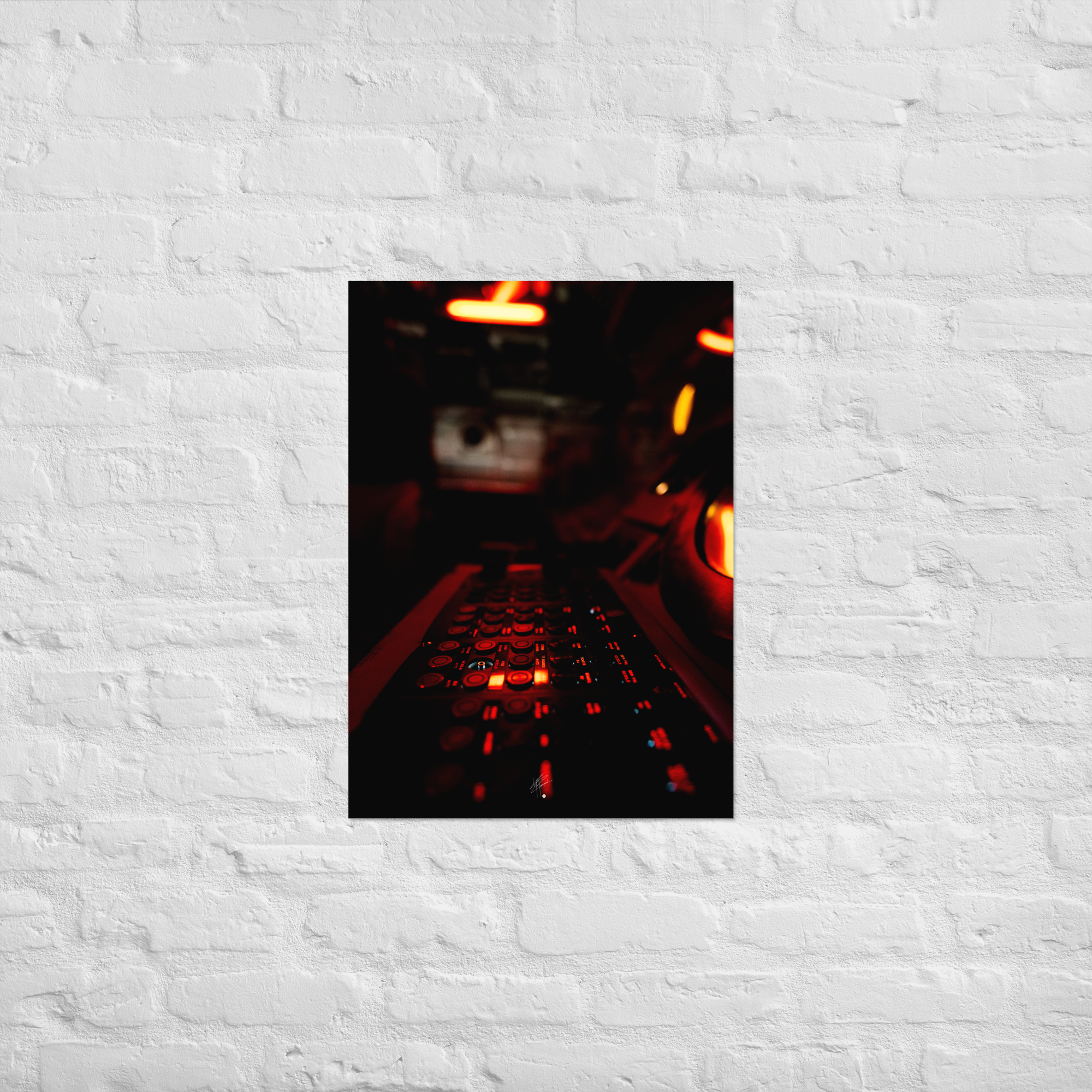 Image saisissante 'Arcade' montrant un clavier lumineux au cœur d'un sous-marin obscur, magnifiquement imprimée sur du papier de première qualité.