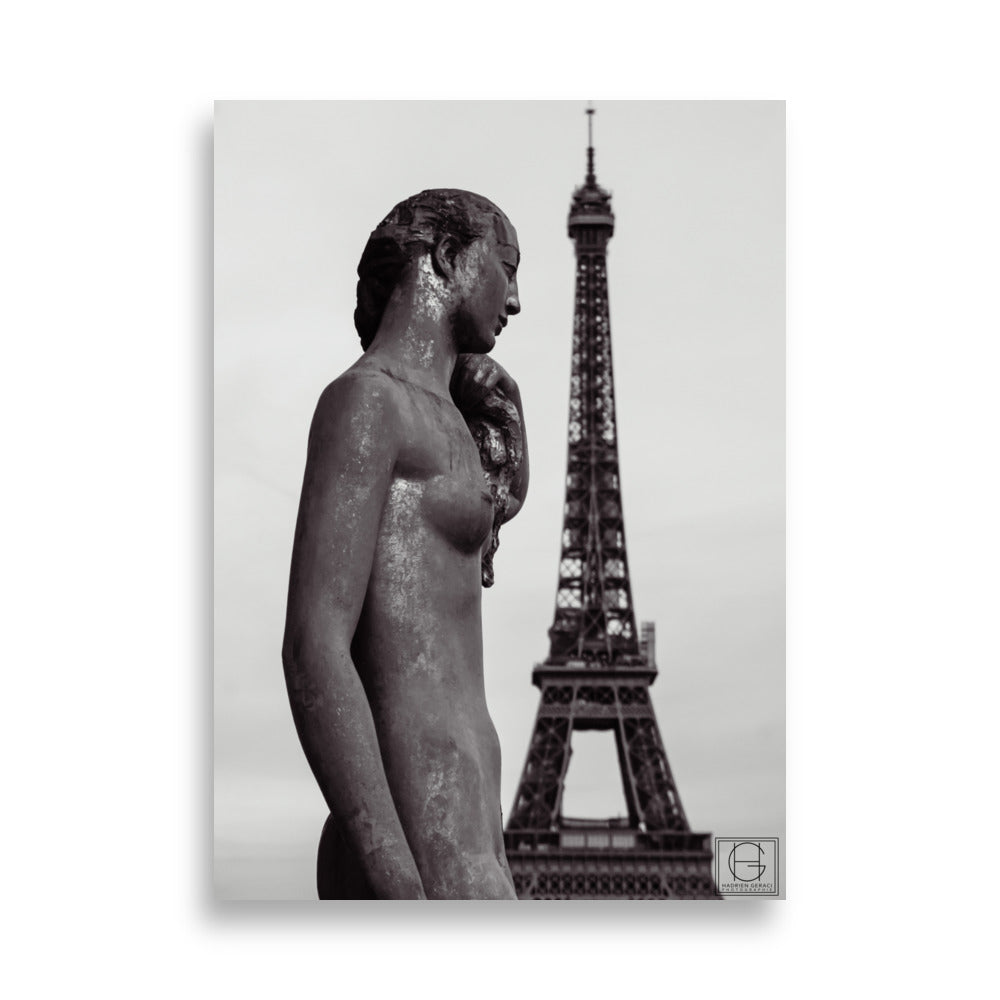 Photographie captivante du cœur de Paris, prise depuis le Parvis des Droits de l'Homme, reflétant la beauté intemporelle et la magie spontanée de la Ville Lumière par Hadrien Geraci.