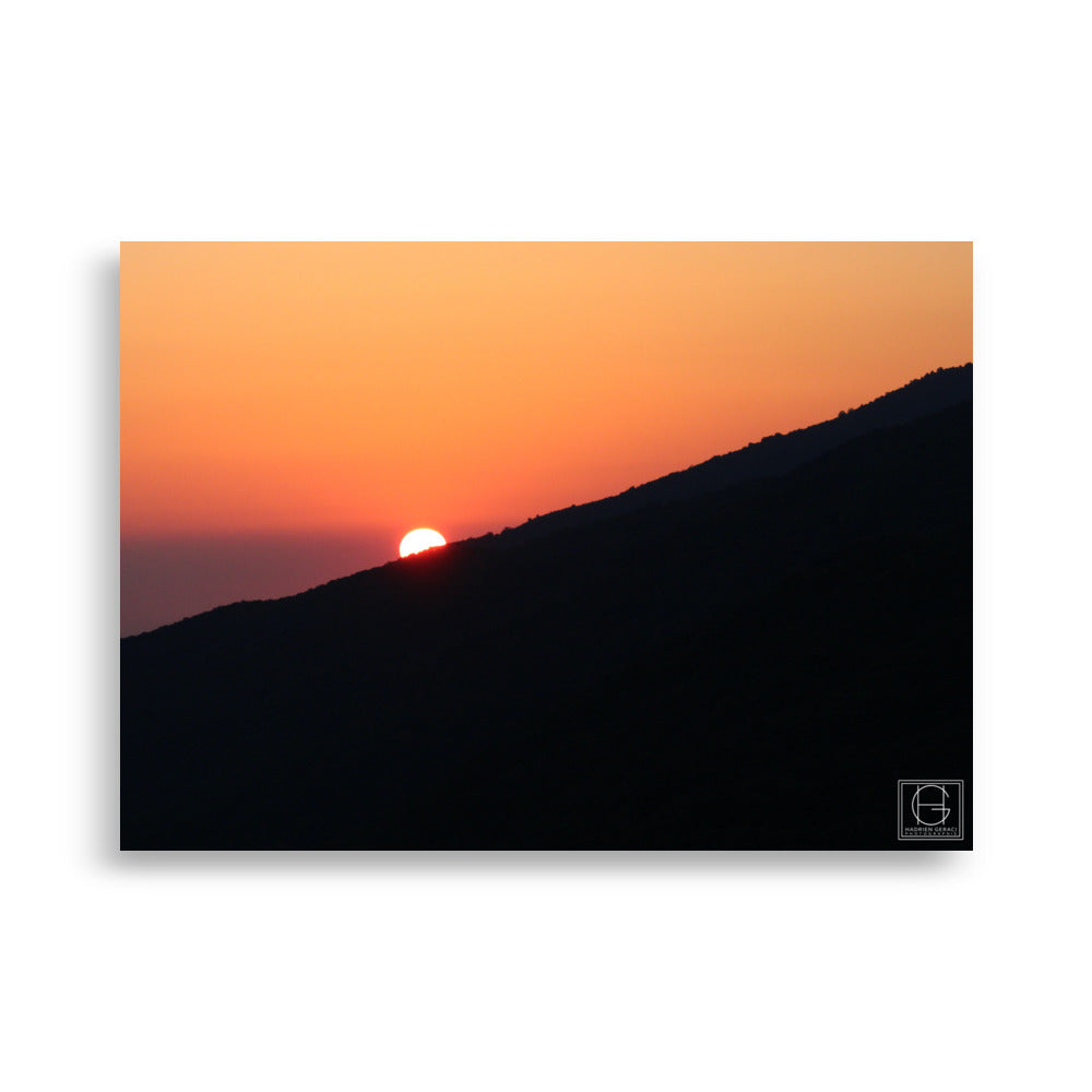 Lever de soleil scintillant sur la montagne du Canigou, capture majestueuse de la beauté éphémère de la nature, signée par Hadrien Geraci.