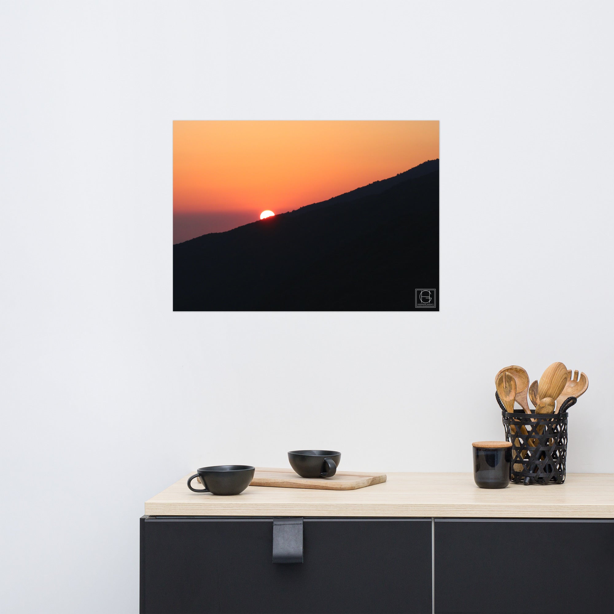 Lever de soleil scintillant sur la montagne du Canigou, capture majestueuse de la beauté éphémère de la nature, signée par Hadrien Geraci.