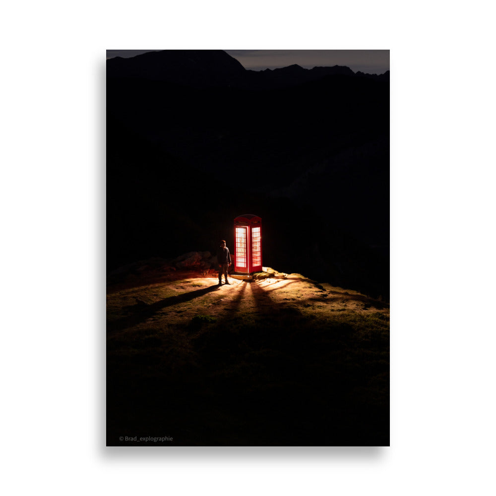 Cabine téléphonique éclairée au milieu de la nuit naturelle, œuvre artistique de Brad_explographie.