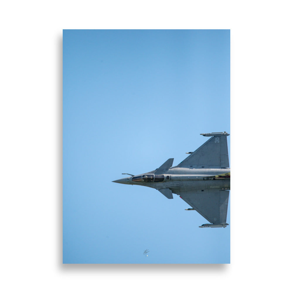 Avion de chasse Rafale vu d'une perspective aérienne, avec un ciel bleu comme toile de fond, photographié par Yann Peccard.