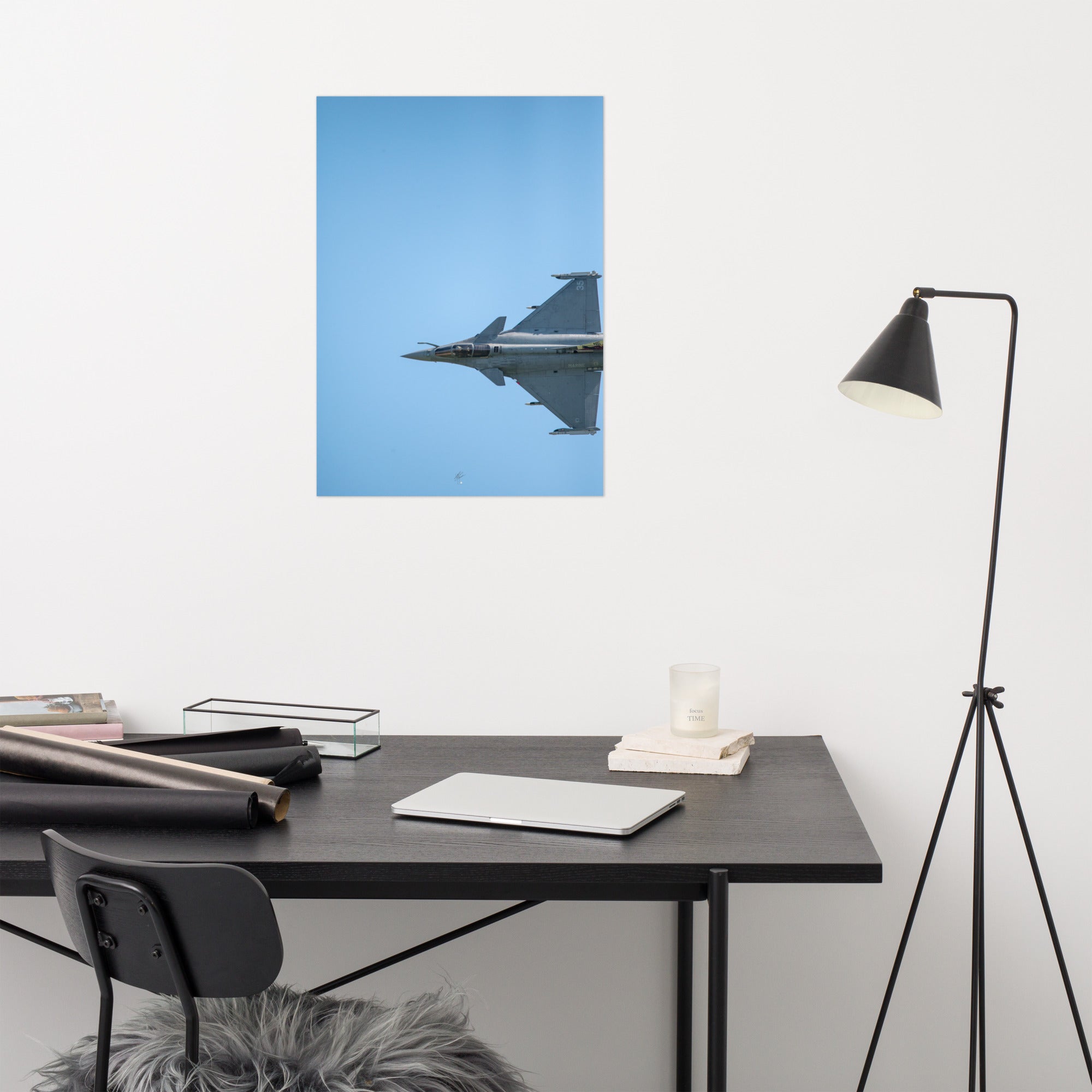 Avion de chasse Rafale vu d'une perspective aérienne, avec un ciel bleu comme toile de fond, photographié par Yann Peccard.