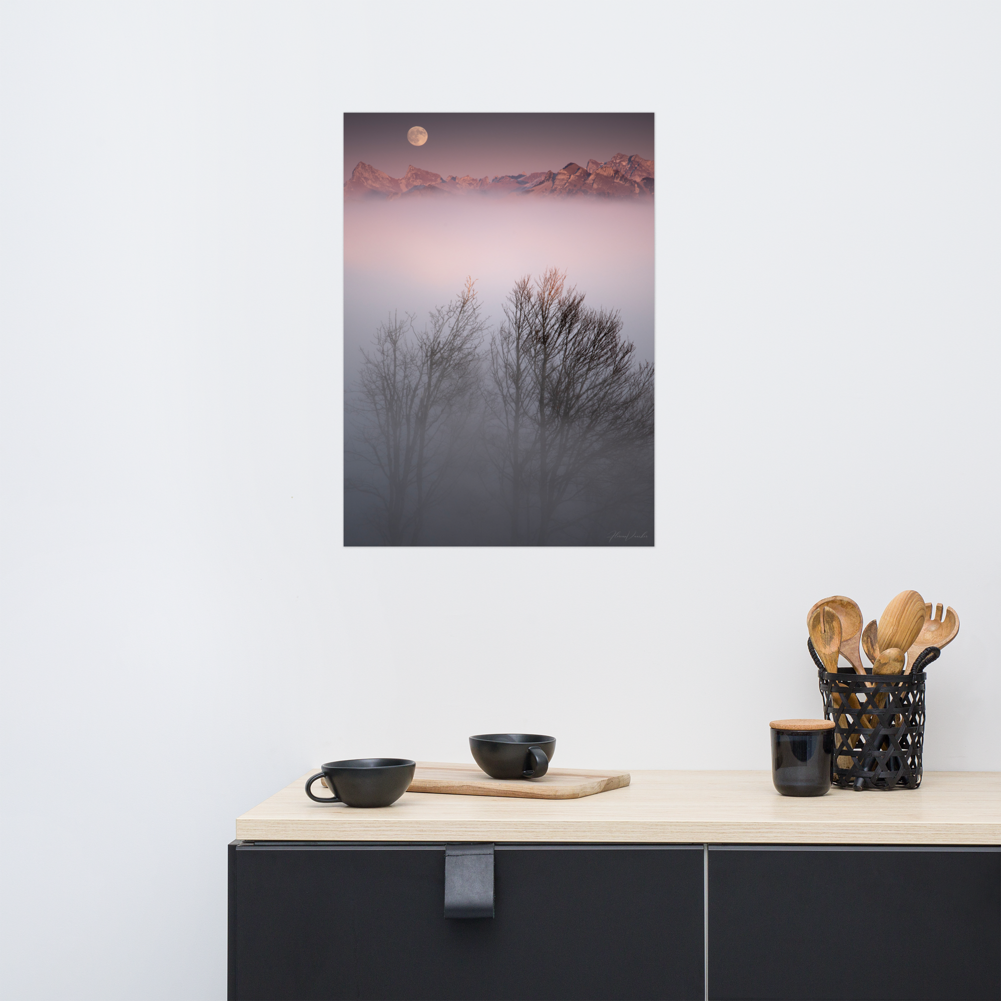 Deux arbres émergeant d'un brouillard mystique avec des montagnes lointaines et une lune radieuse en arrière-plan, une œuvre signée Florian Vaucher.