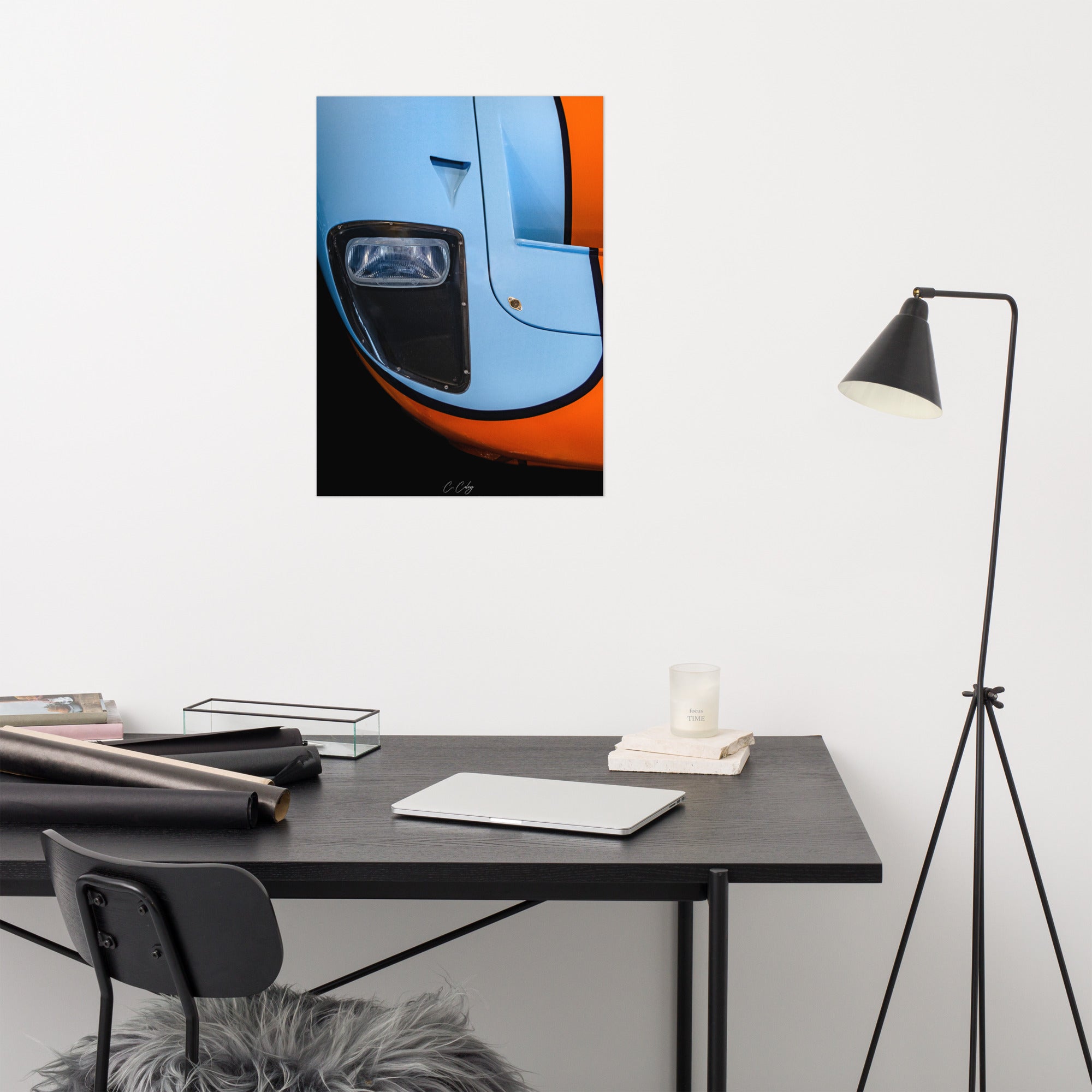 Poster 'GT40 Gulf' capturant la nostalgie de la Ford GT40 à travers un détail du bloc optique vintage et du capot bleu et orange, offrant une plongée visuelle dans l'histoire légendaire des courses automobiles par le photographe Charles Coley.