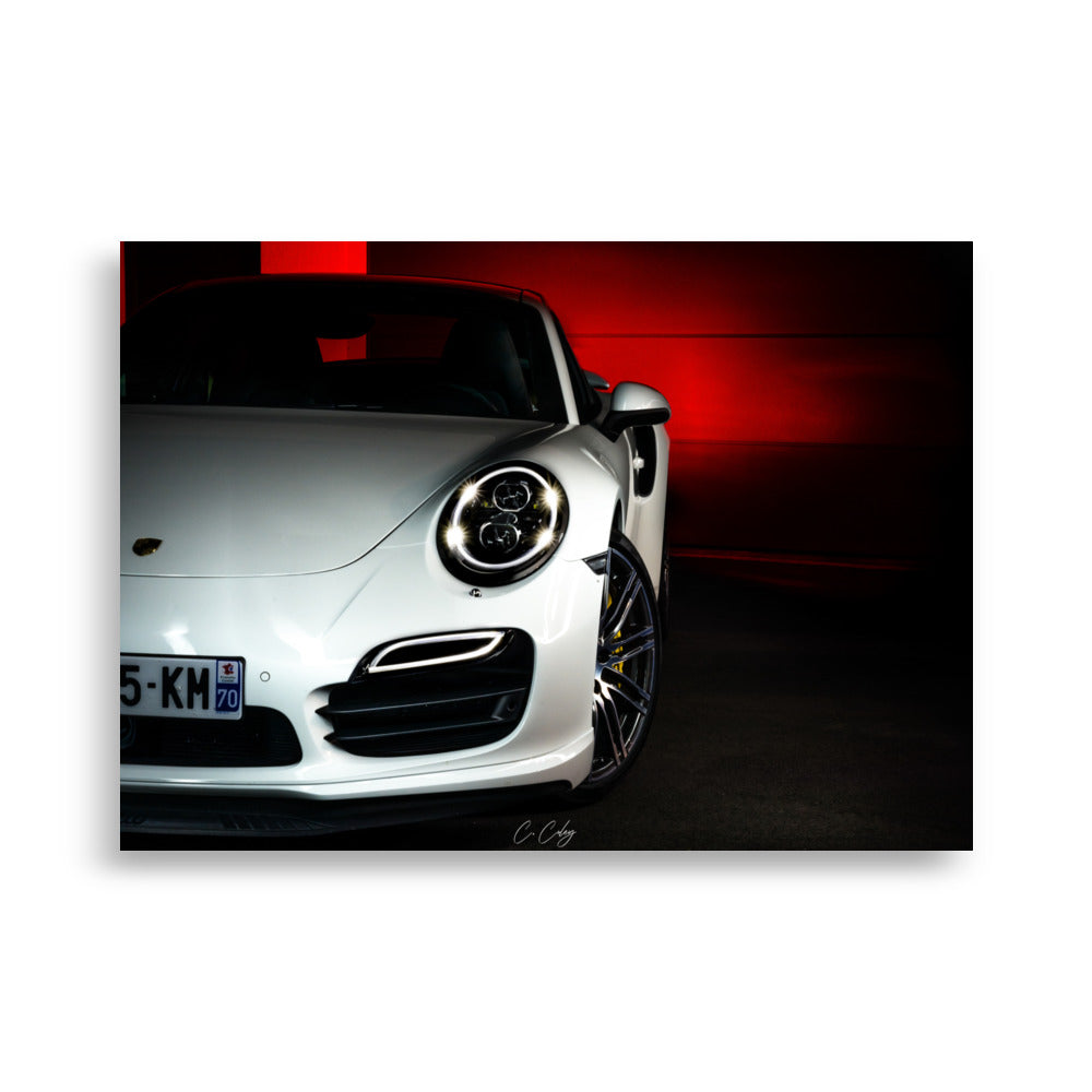 Affiche artistique 'Porsche 911 Turbo' par Charles Coley, mettant en valeur une puissante Porsche 911 Turbo avec un fond rouge et noir dynamique, alliant audace et sophistication dans une représentation visuelle qui ajoute une touche énergique et élégante à tous les espaces.