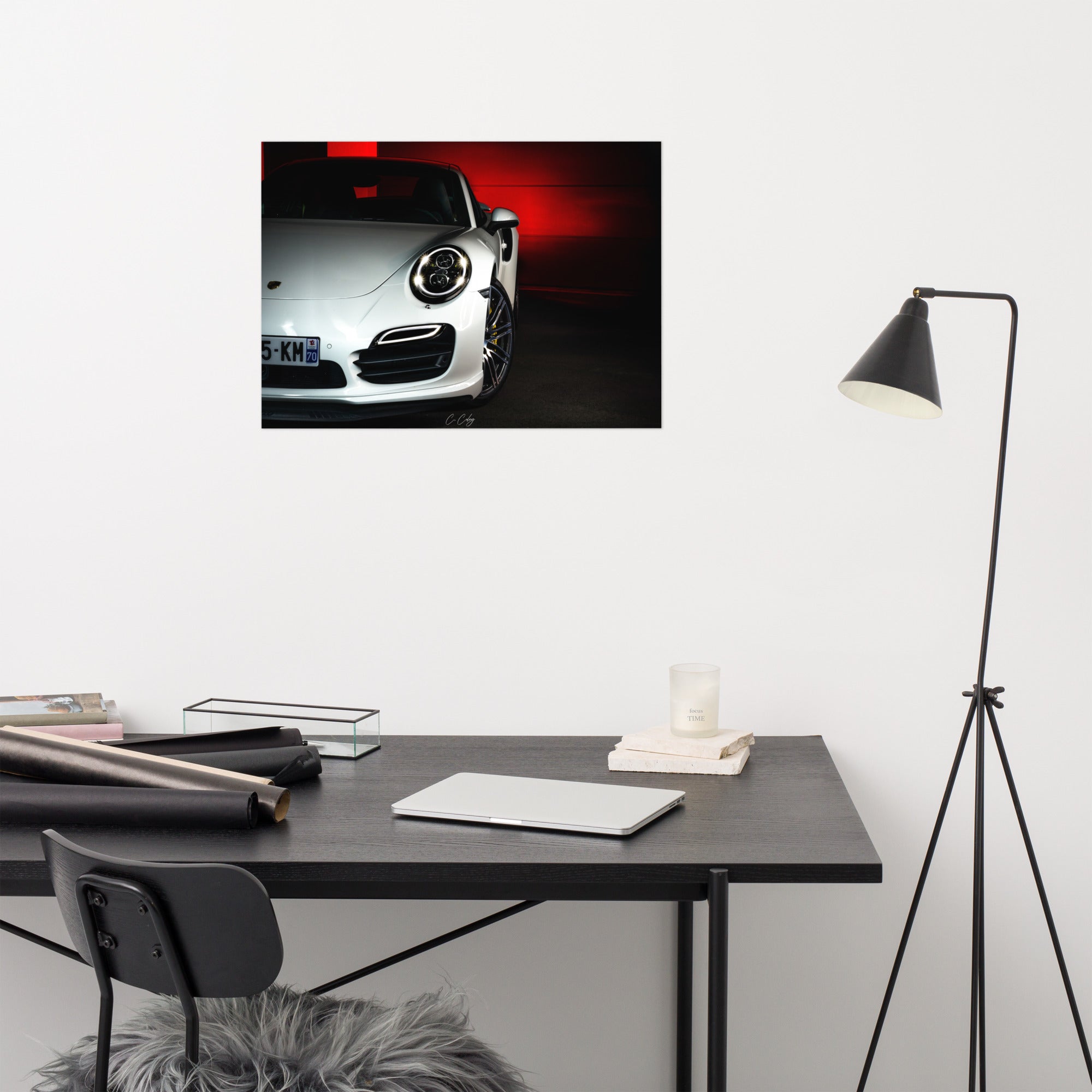 Affiche artistique 'Porsche 911 Turbo' par Charles Coley, mettant en valeur une puissante Porsche 911 Turbo avec un fond rouge et noir dynamique, alliant audace et sophistication dans une représentation visuelle qui ajoute une touche énergique et élégante à tous les espaces.