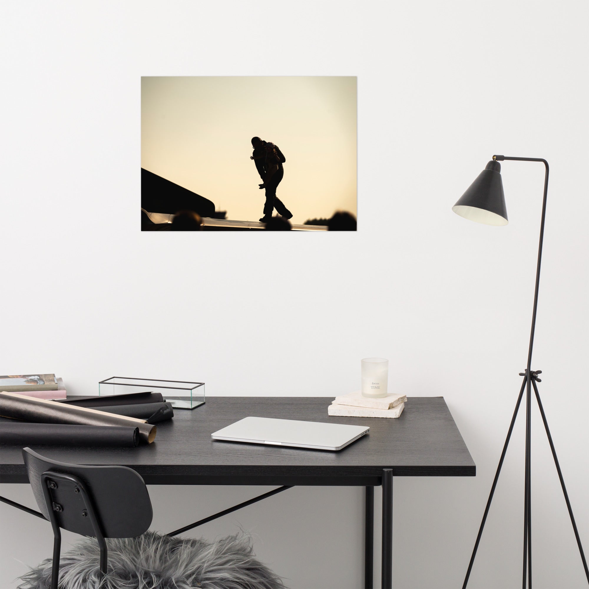 Photographie 'Héroïque' montrant un pilote et une fillette partageant un moment émouvant sur l'aile d'un avion, sous une lumière jaune orangée, capturé par l'artiste Yann Peccard.