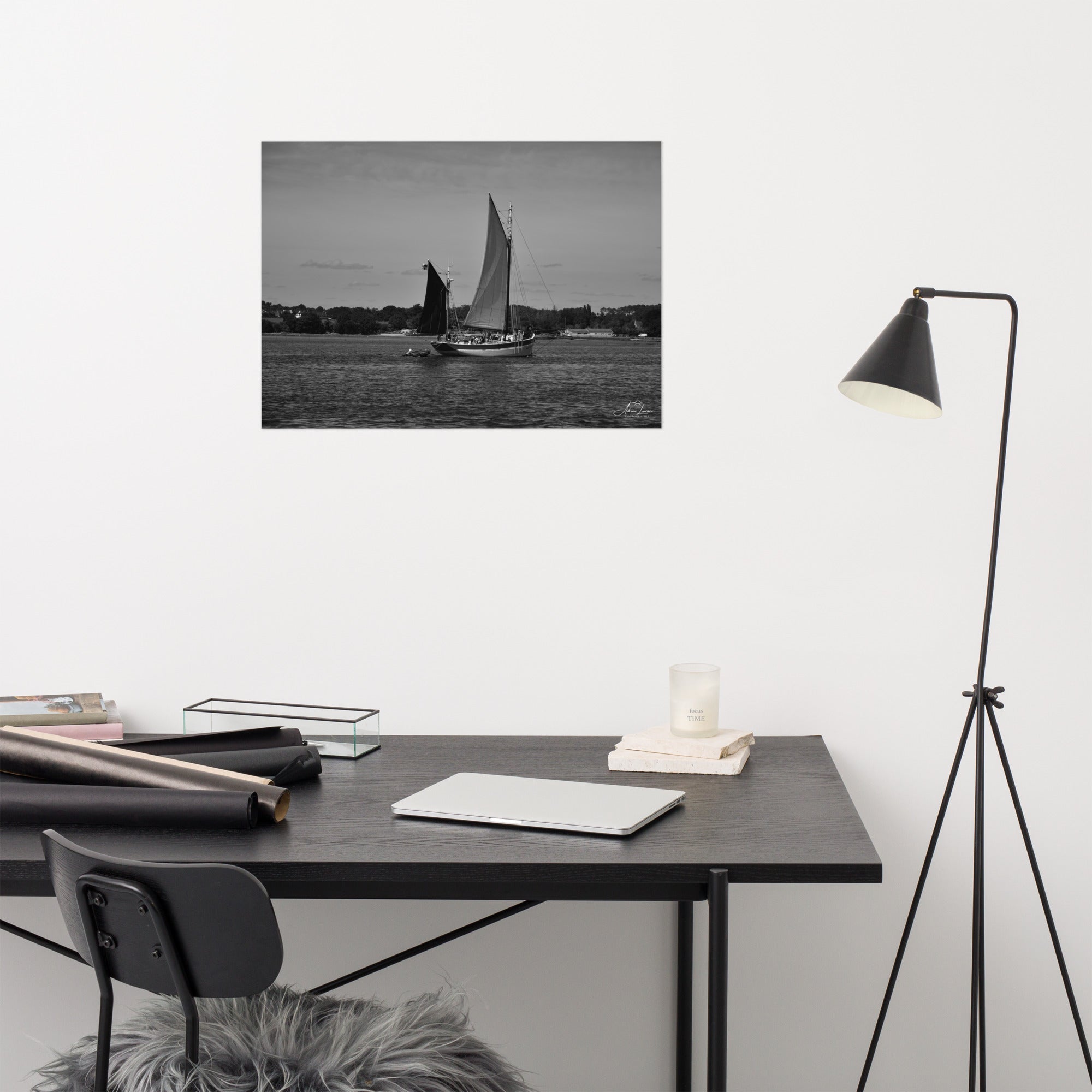 Photographie noir et blanc 'Hissez haut !' par Adrien Louraco, représentant un voilier naviguant sur le Golfe du Morbihan, avec des contrastes saisissants entre mer et ciel.