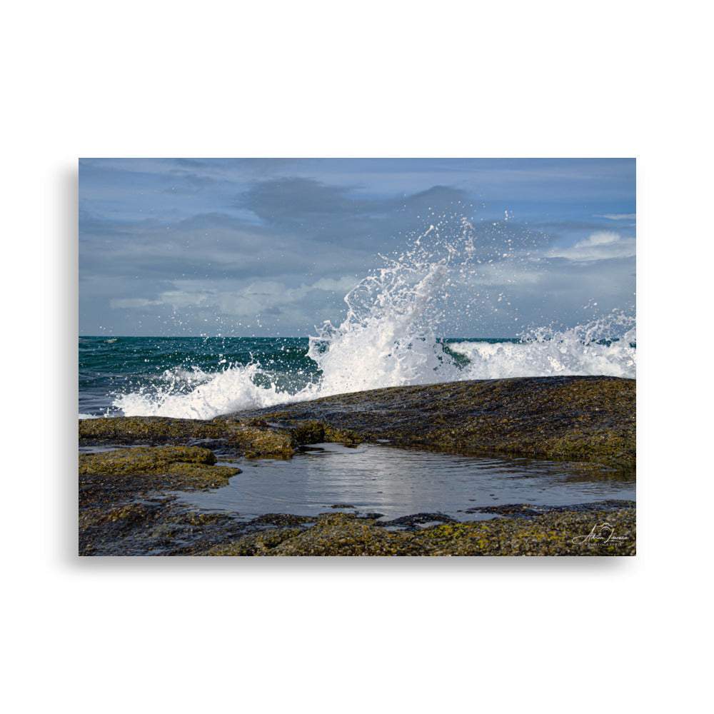 Photographie 'Pas de vague à Gatteville' d'Adrien Louraco, capturant l'impétuosité des vagues s'écrasant près du lieu où se dresse le phare de Gatteville, non visible sur l'image.