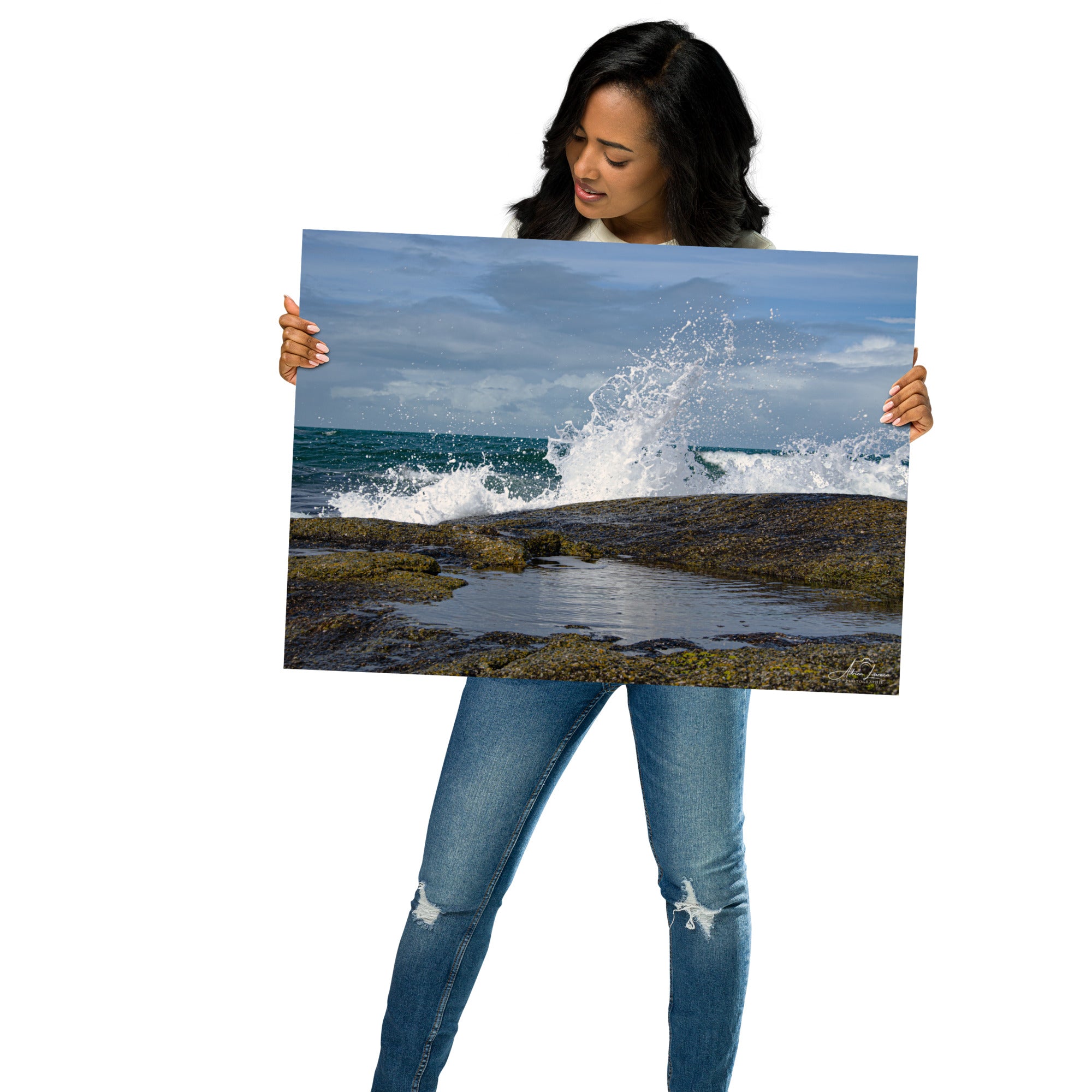 Photographie 'Pas de vague à Gatteville' d'Adrien Louraco, capturant l'impétuosité des vagues s'écrasant près du lieu où se dresse le phare de Gatteville, non visible sur l'image.